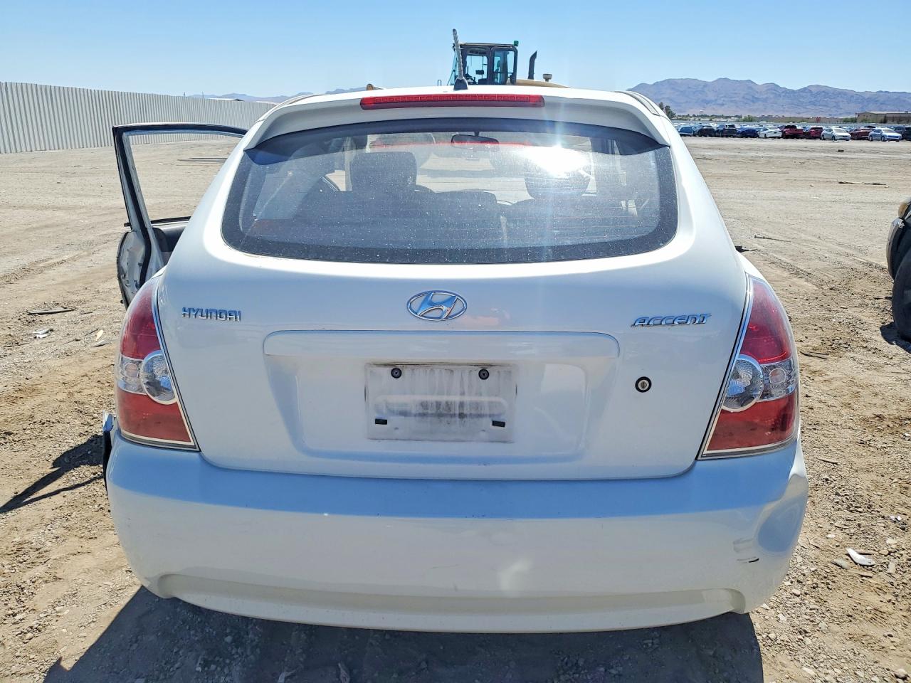 2008 Hyundai Accent Gs White vin: KMHCM36C08U073891