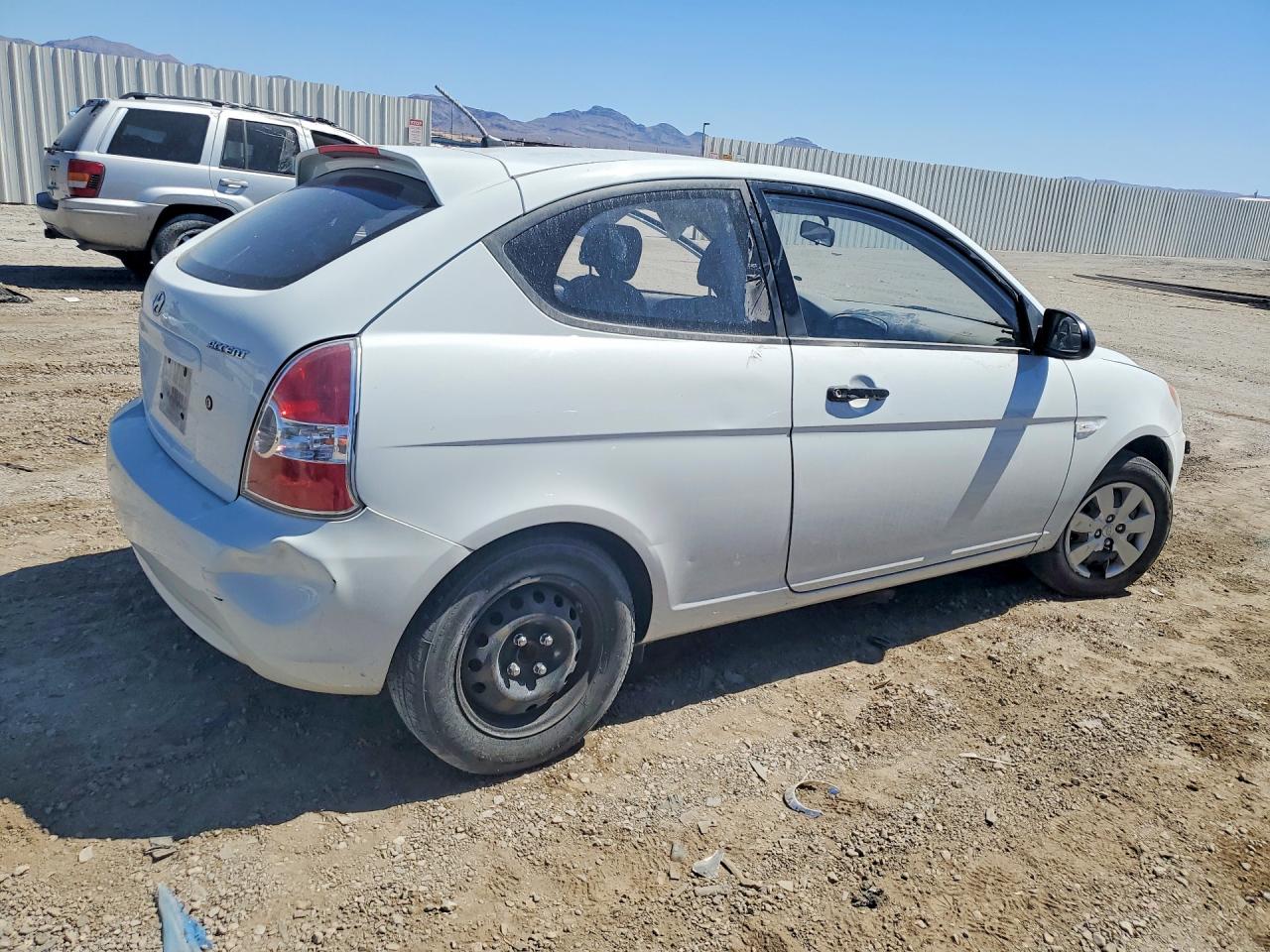 2008 Hyundai Accent Gs White vin: KMHCM36C08U073891