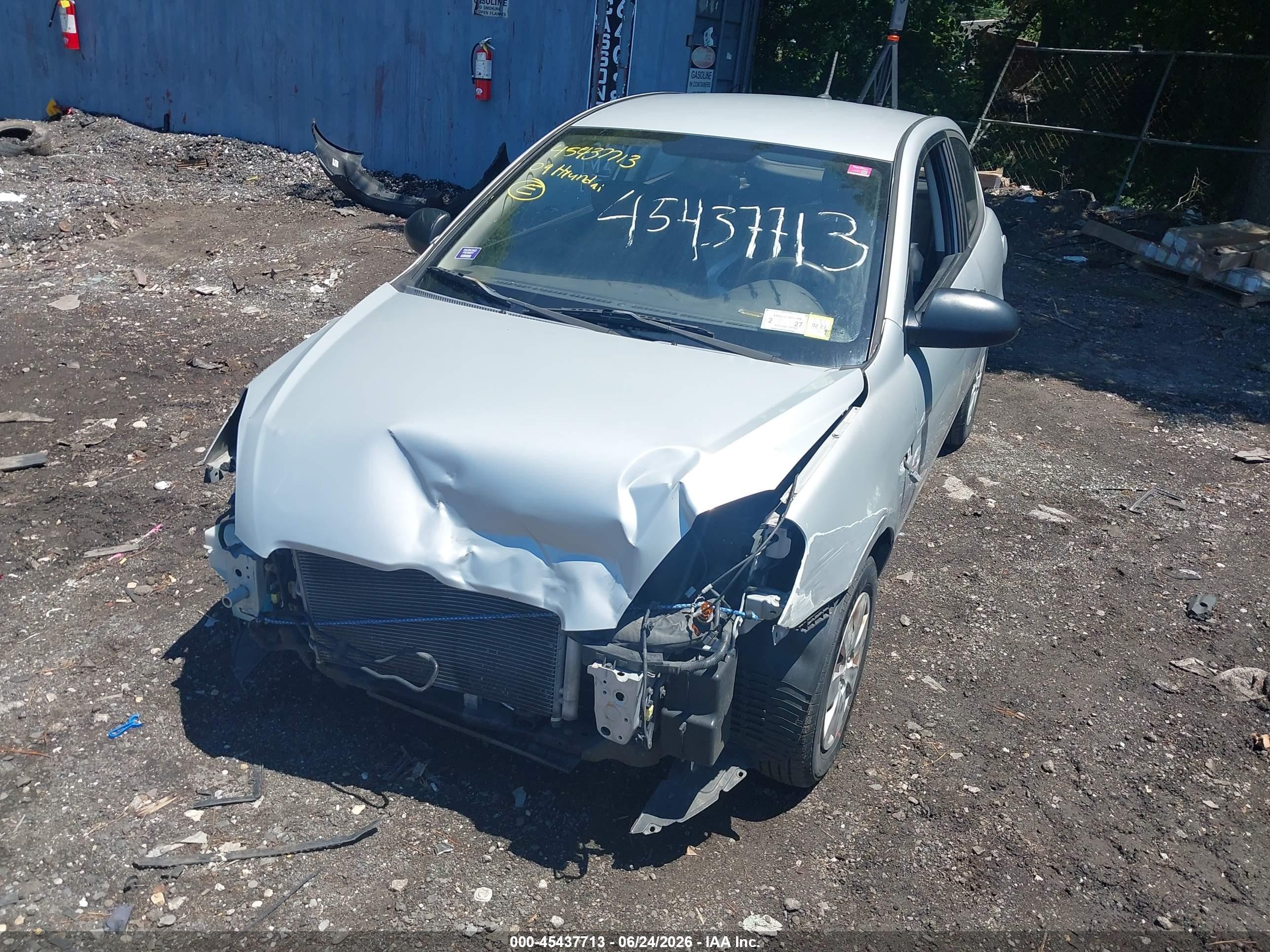 2009 Hyundai Accent Gs Silver vin: KMHCM36C19U114000