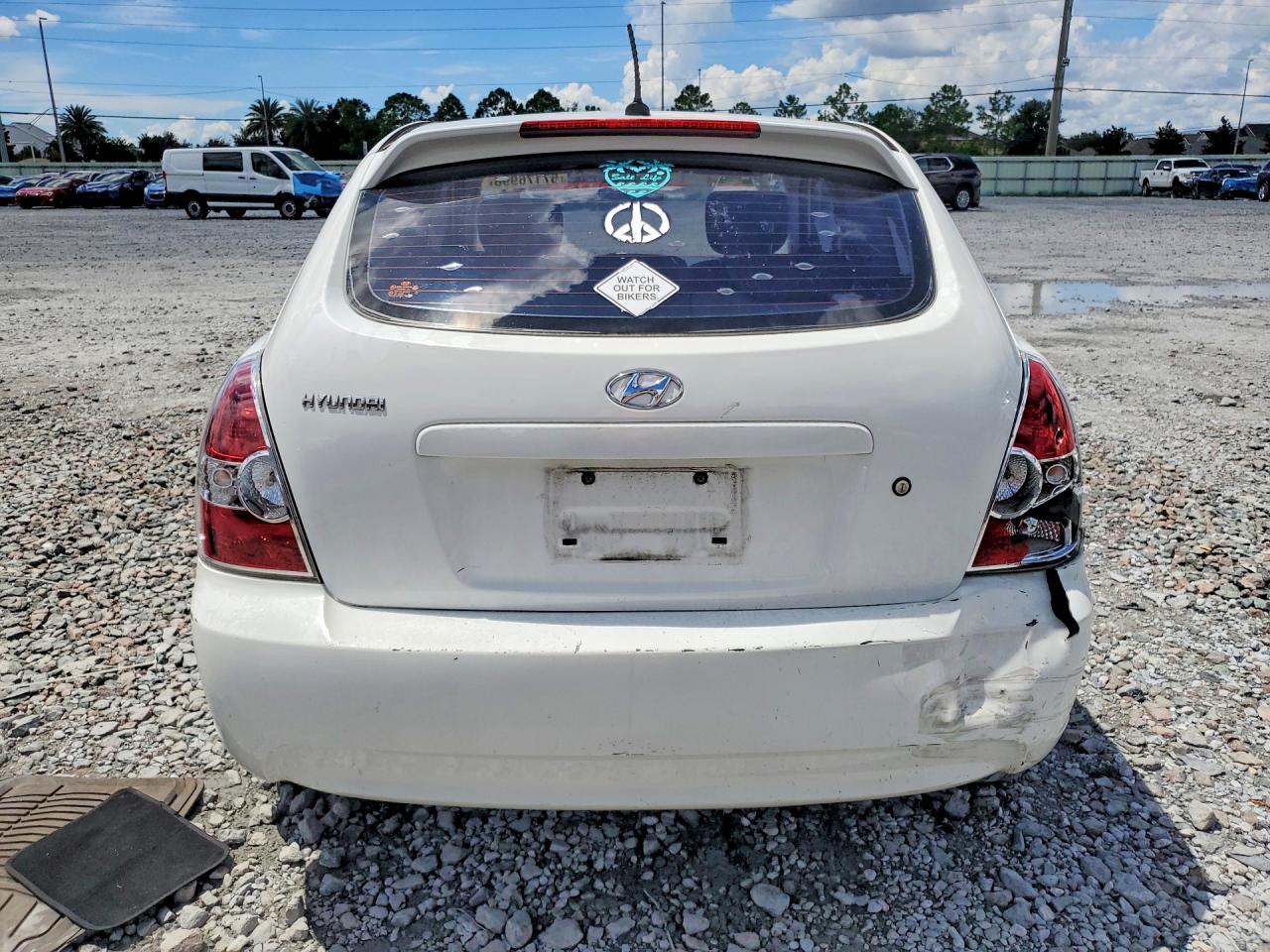 2008 Hyundai Accent Gs Белый vin: KMHCM36C68U083325