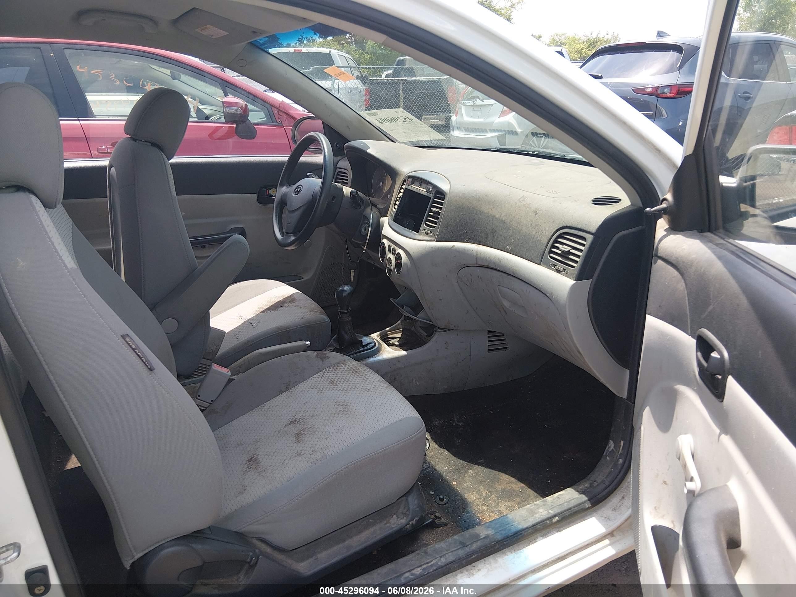 2009 Hyundai Accent Gs White vin: KMHCM36C79U119122