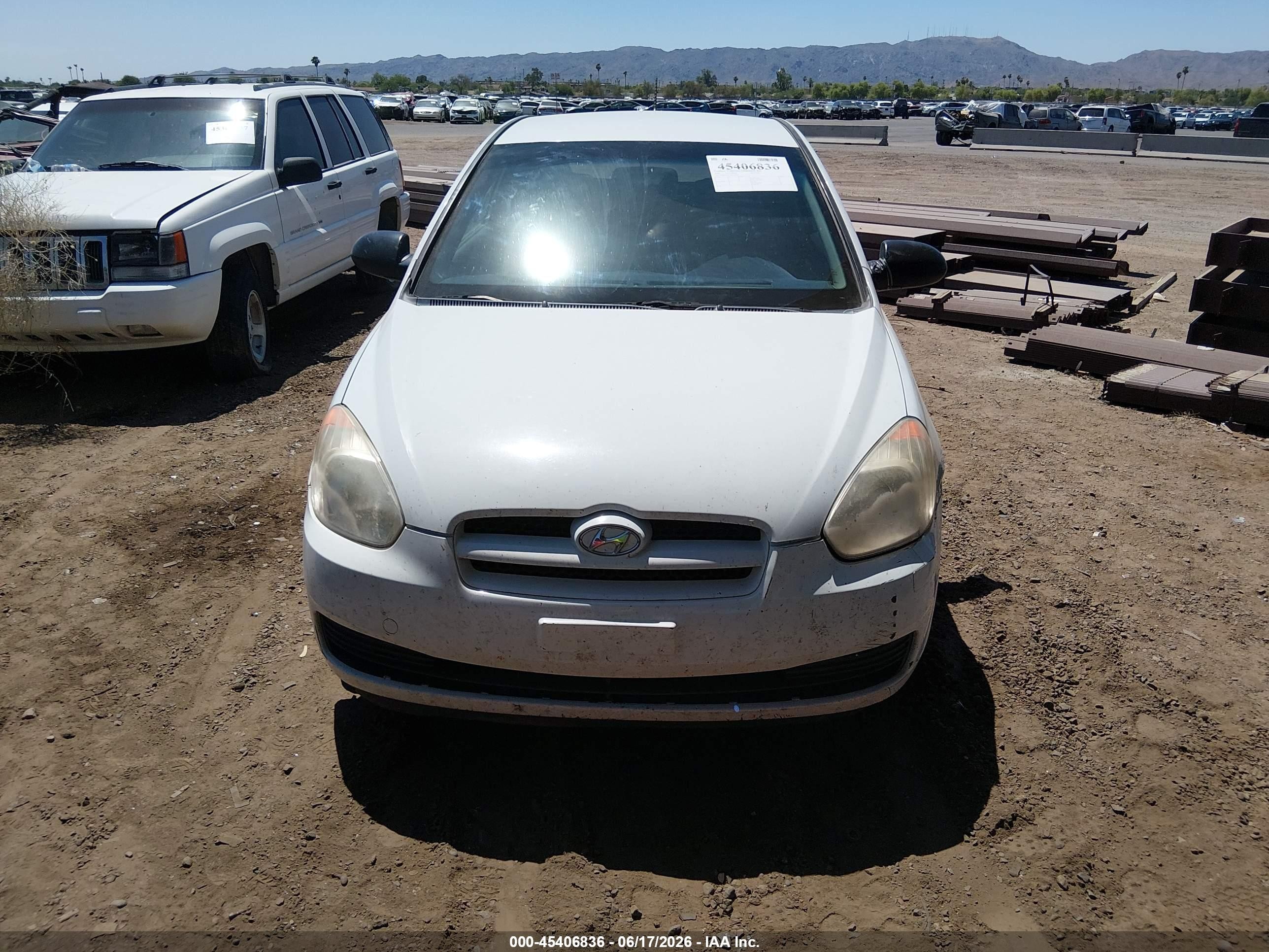 2008 Hyundai Accent Gs White vin: KMHCM36CX8U100689