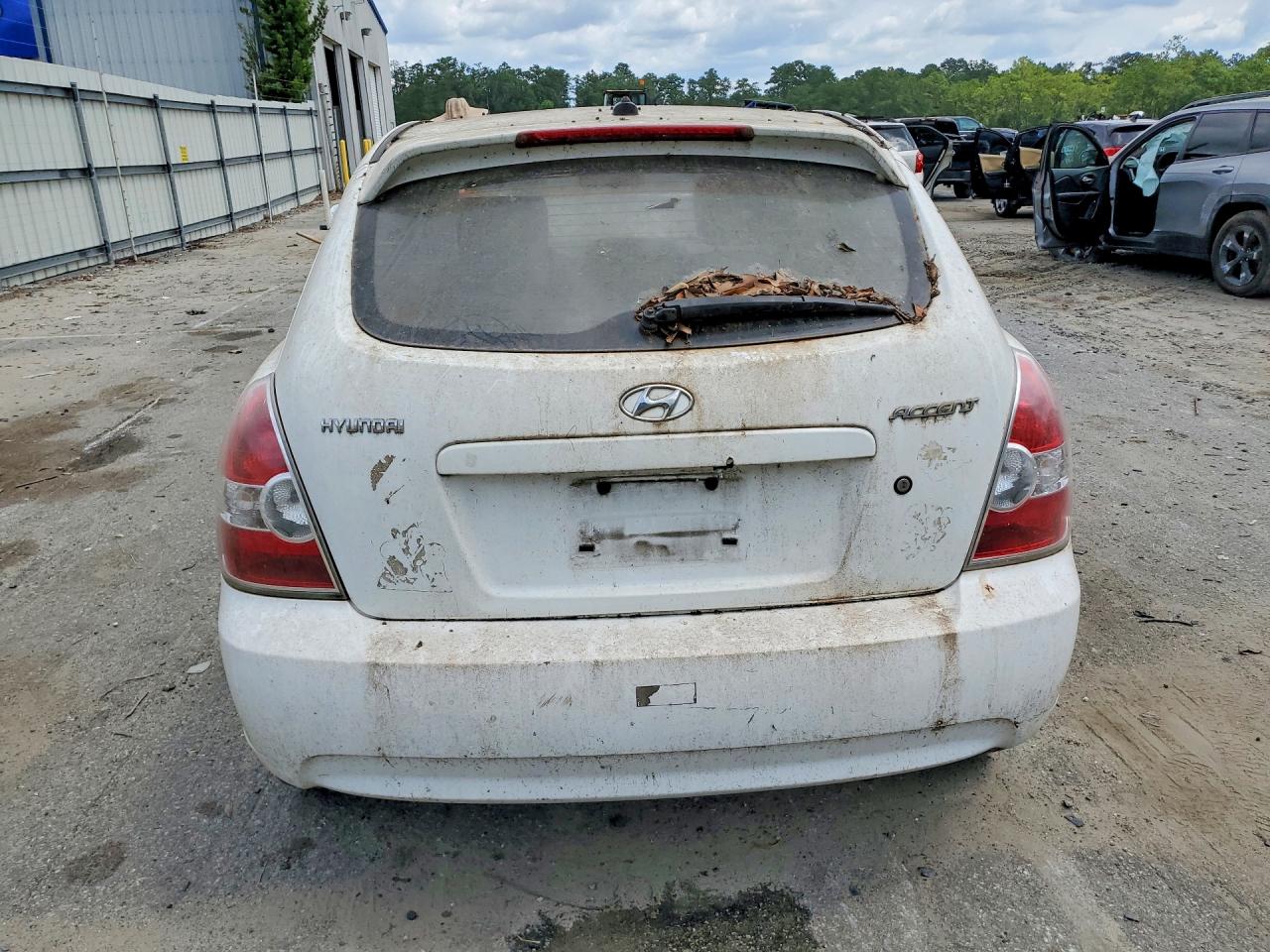 2011 Hyundai Accent Gl White vin: KMHCM3AC1BU186571