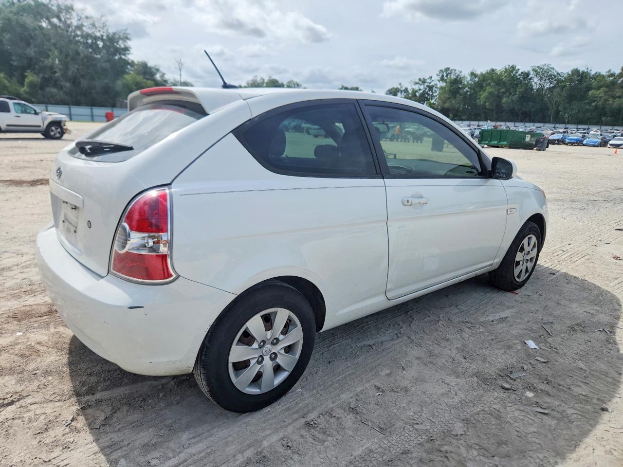 2011 Hyundai Accent Gl White vin: KMHCM3AC7BU199907