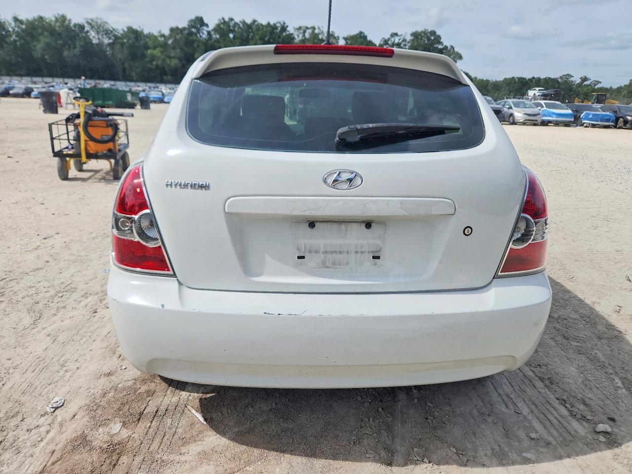 2011 Hyundai Accent Gl White vin: KMHCM3AC7BU199907