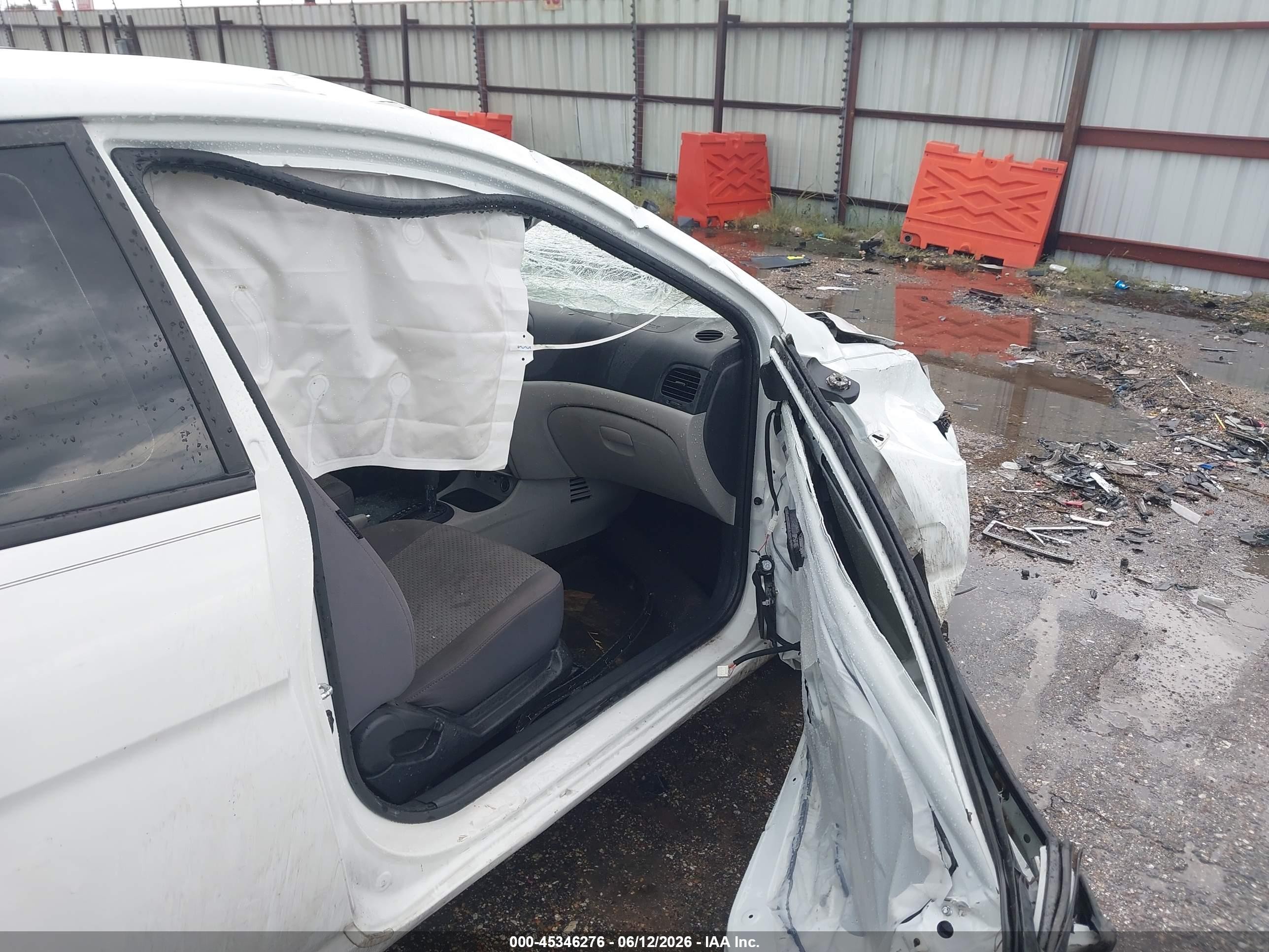 2010 Hyundai Accent Gs White vin: KMHCM3AC8AU174366