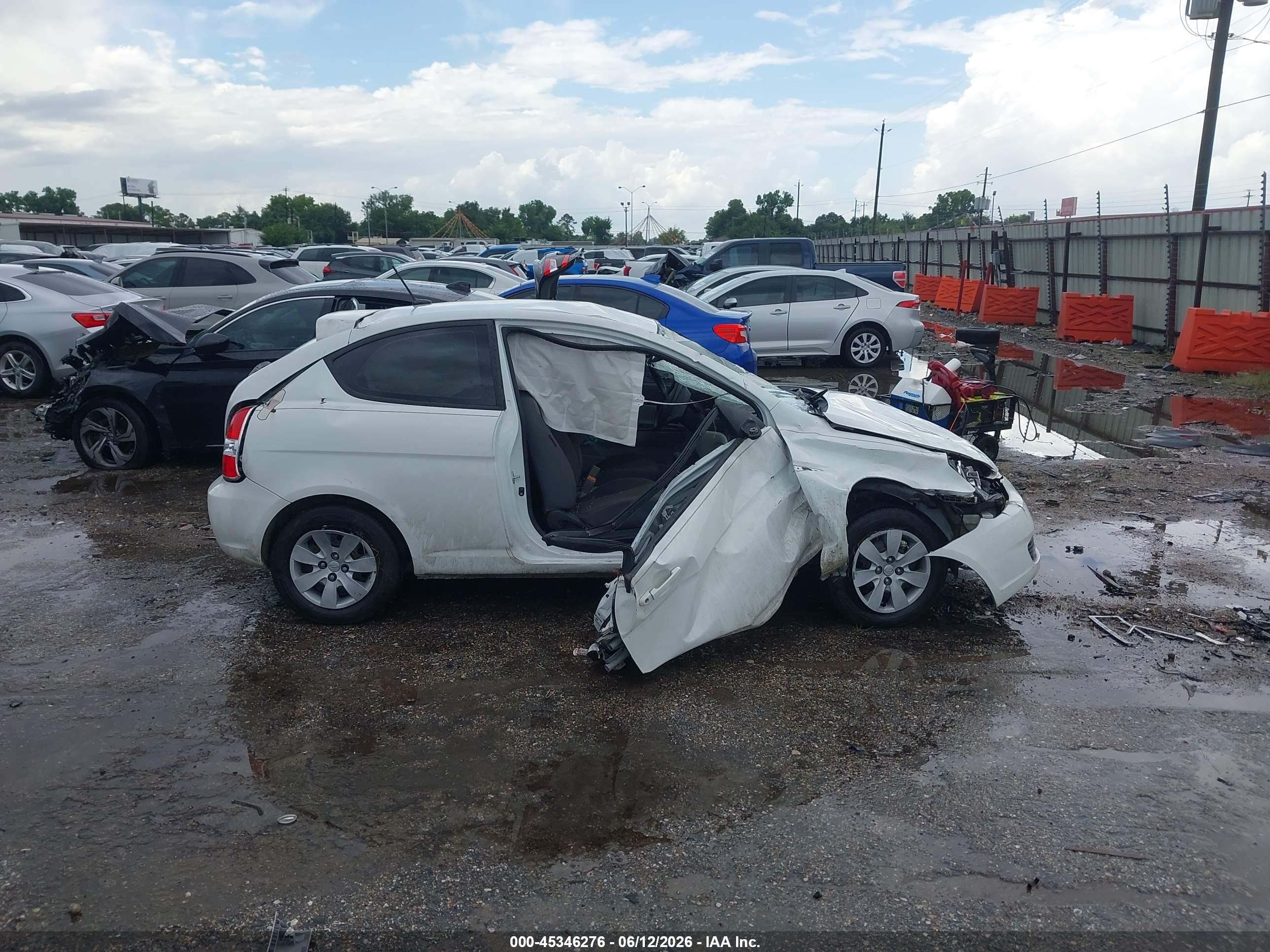 2010 Hyundai Accent Gs White vin: KMHCM3AC8AU174366