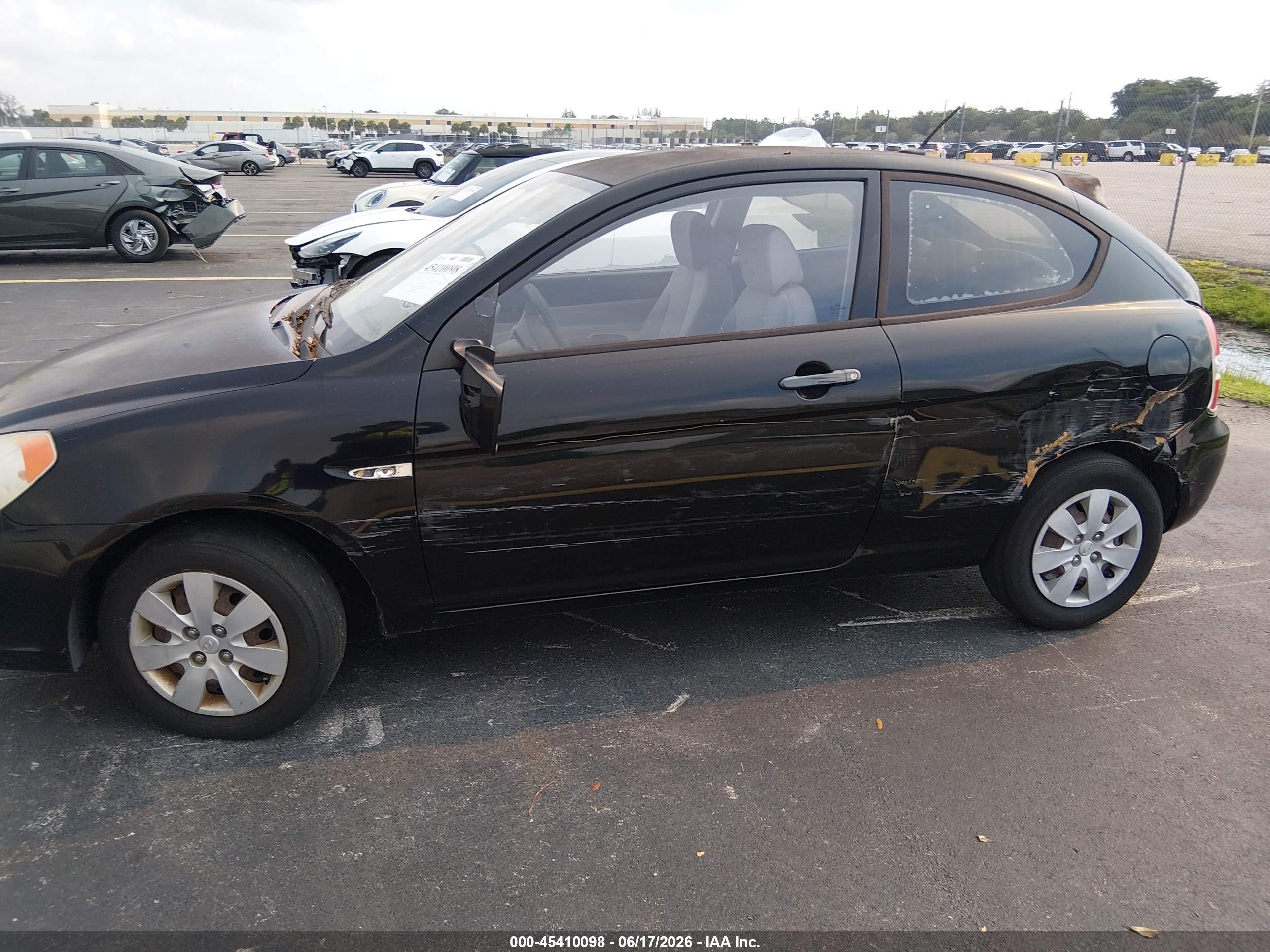 2011 Hyundai Accent Gs Black vin: KMHCM3AC8BU199785