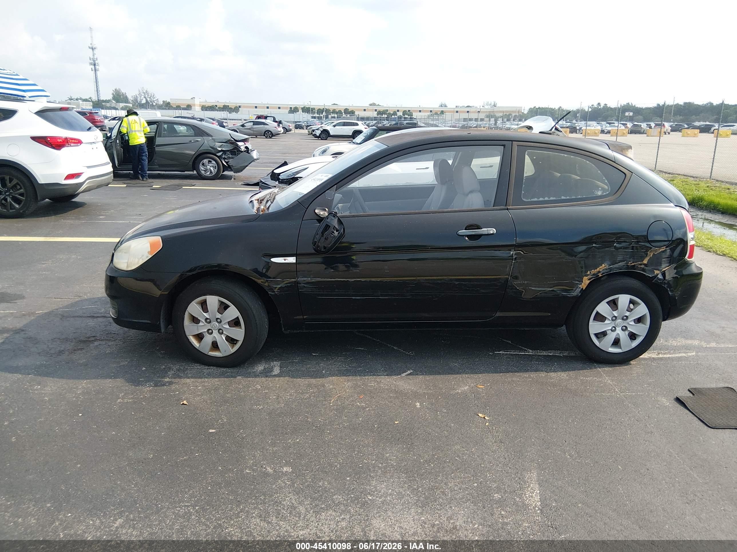 2011 Hyundai Accent Gs Black vin: KMHCM3AC8BU199785