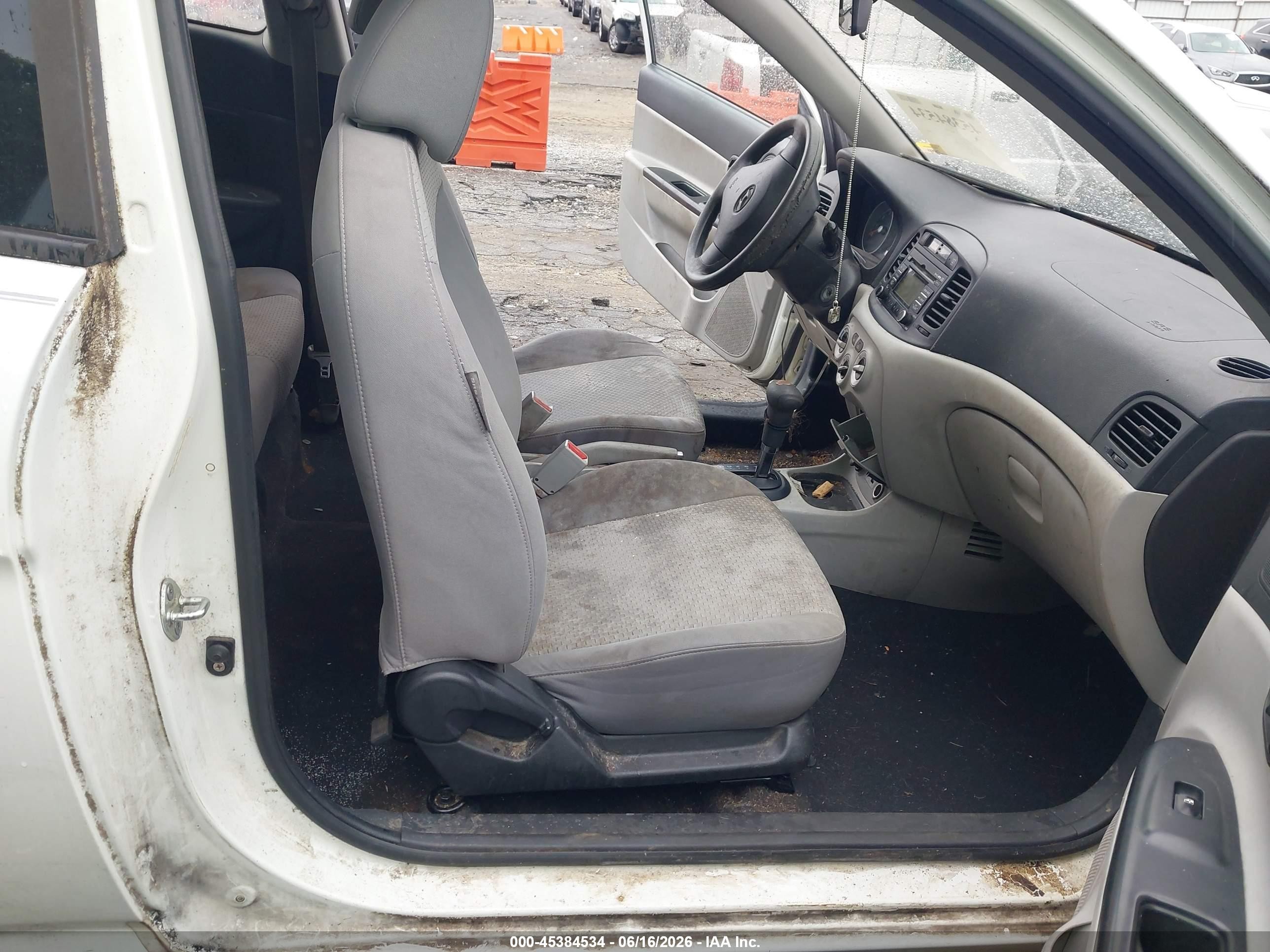2010 Hyundai Accent Gs White vin: KMHCM3AC9AU156992