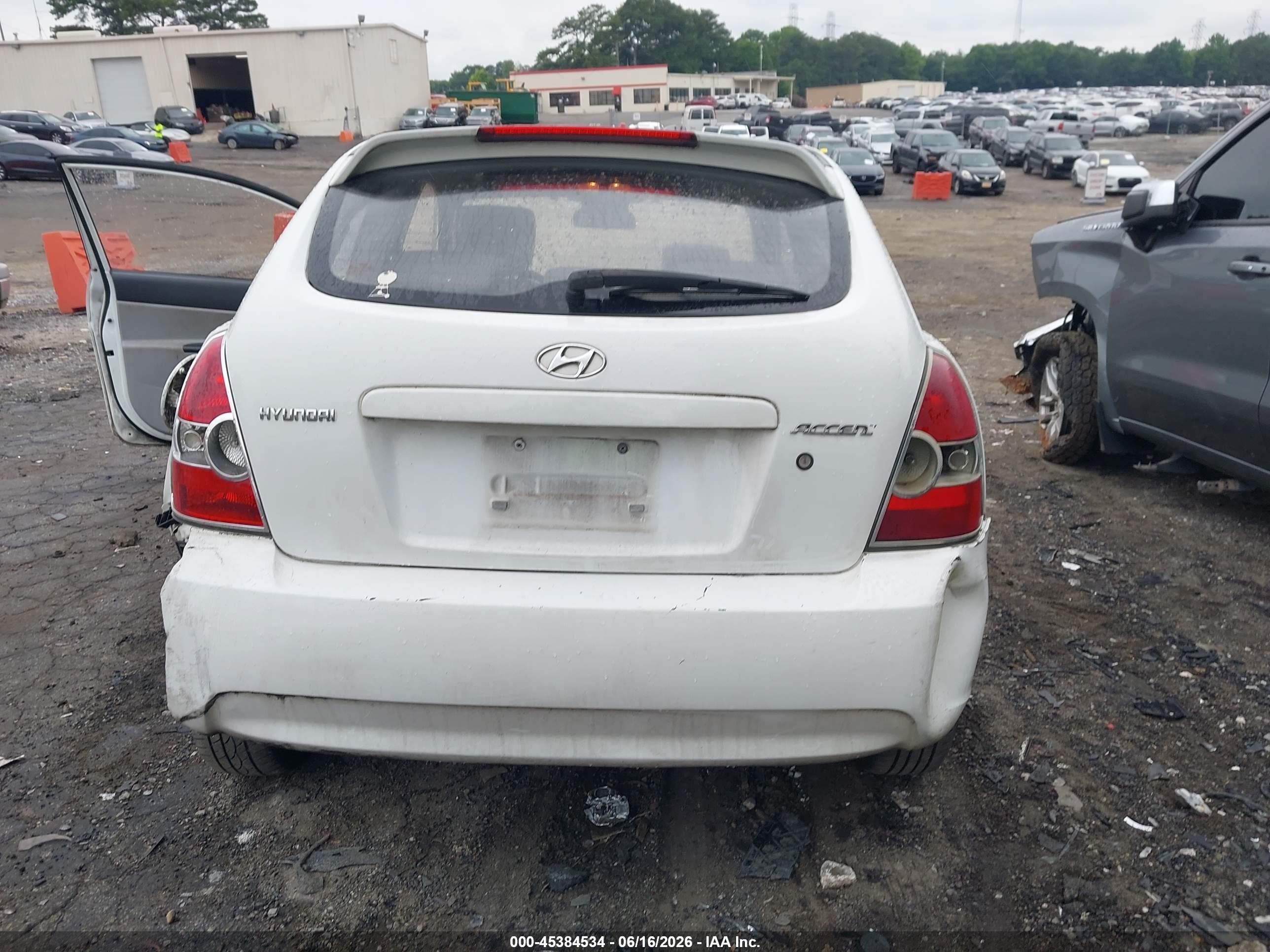 2010 Hyundai Accent Gs White vin: KMHCM3AC9AU156992