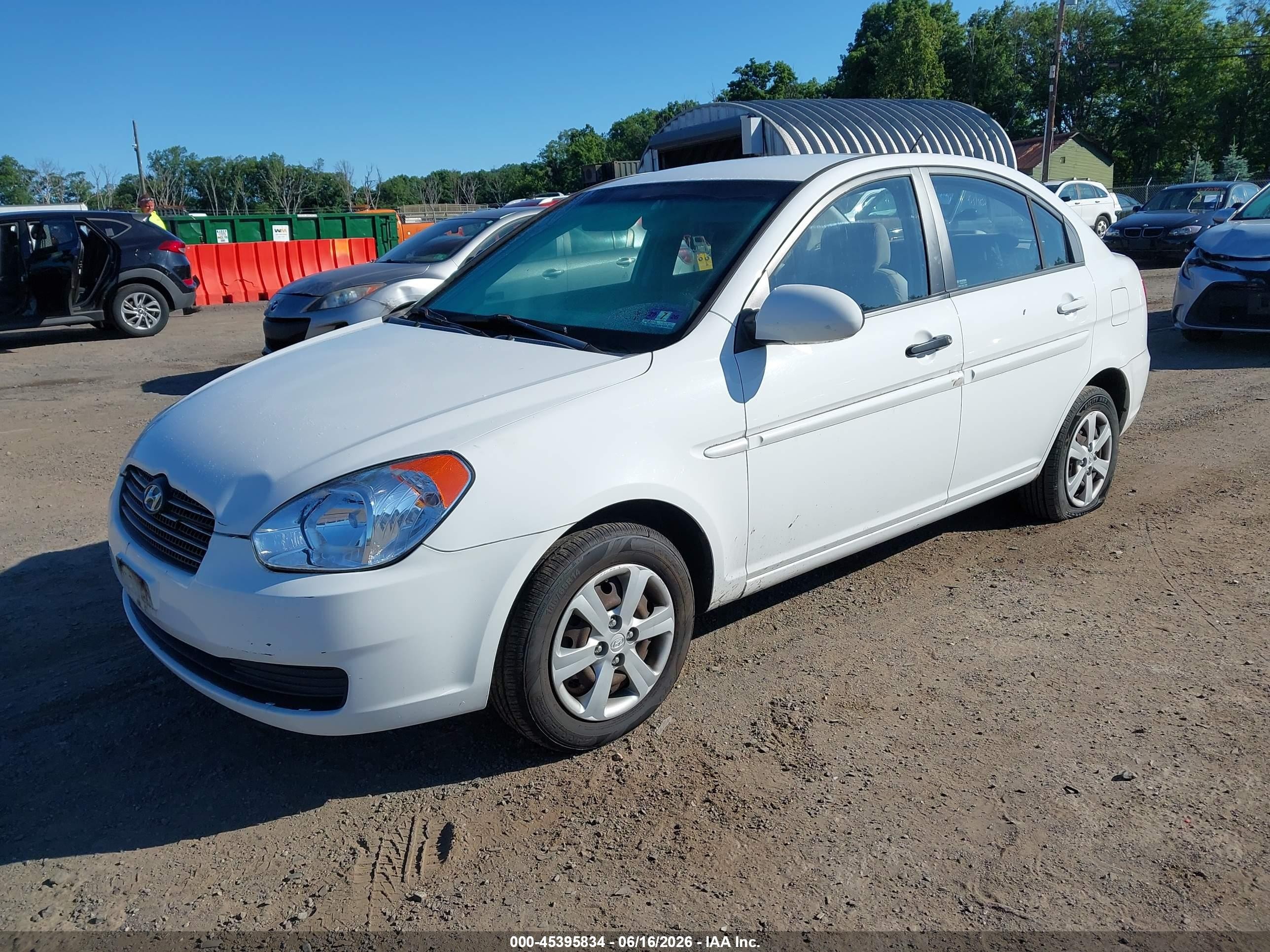 2009 Hyundai Accent Gls White vin: KMHCN46C49U307759