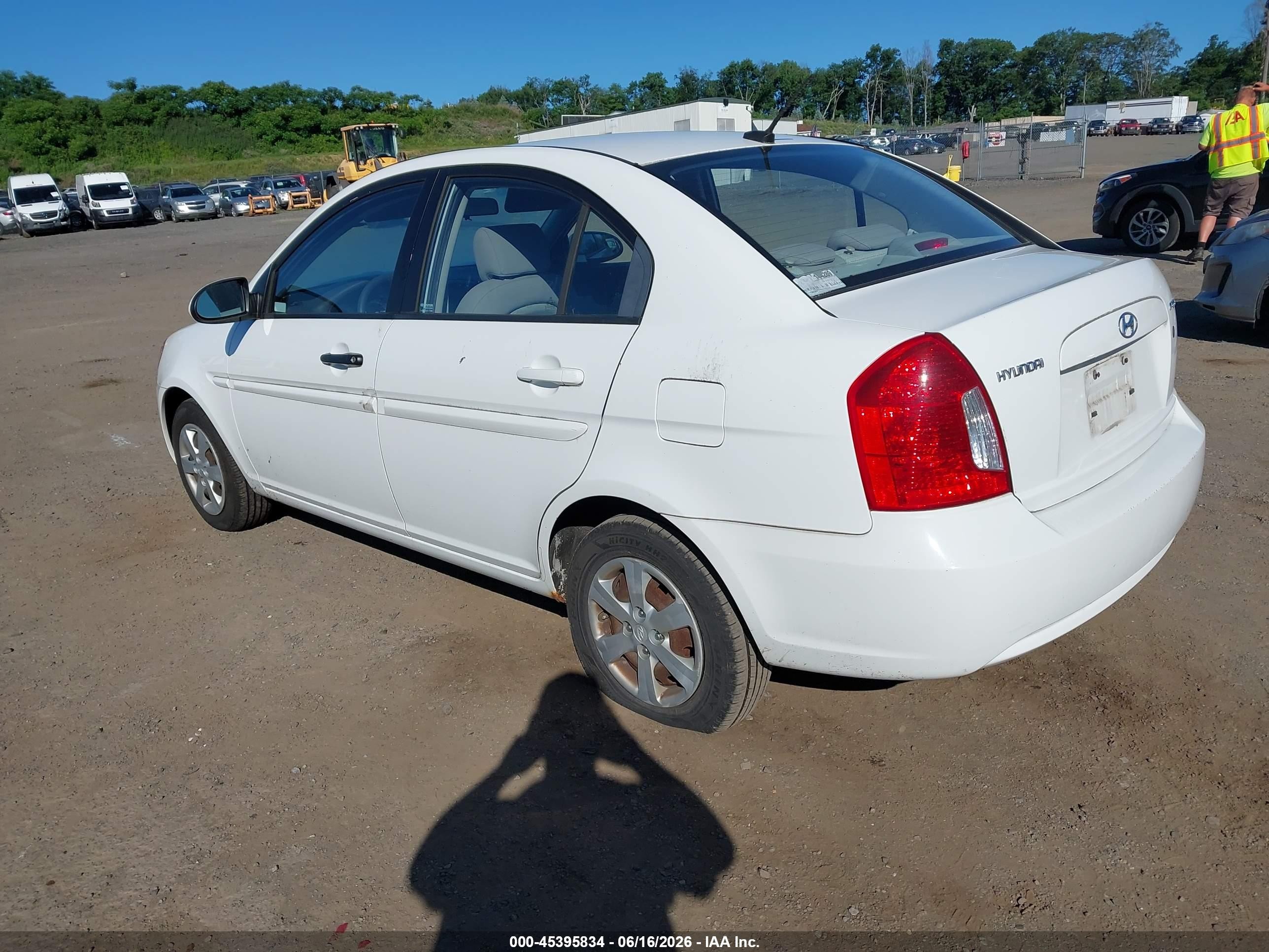 2009 Hyundai Accent Gls White vin: KMHCN46C49U307759