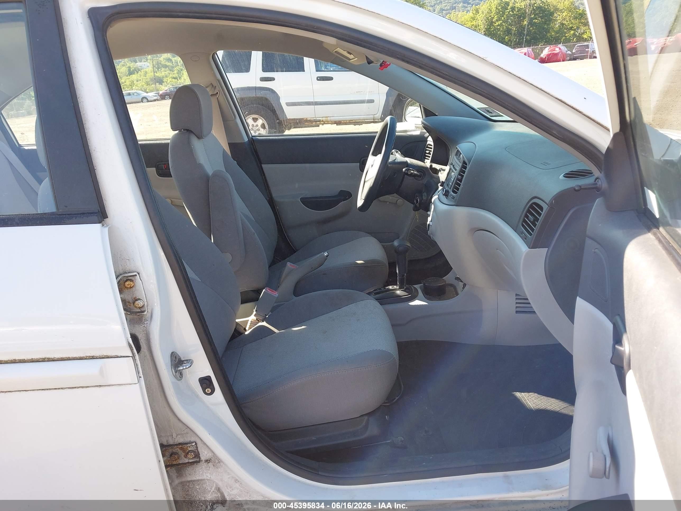 2009 Hyundai Accent Gls White vin: KMHCN46C49U307759