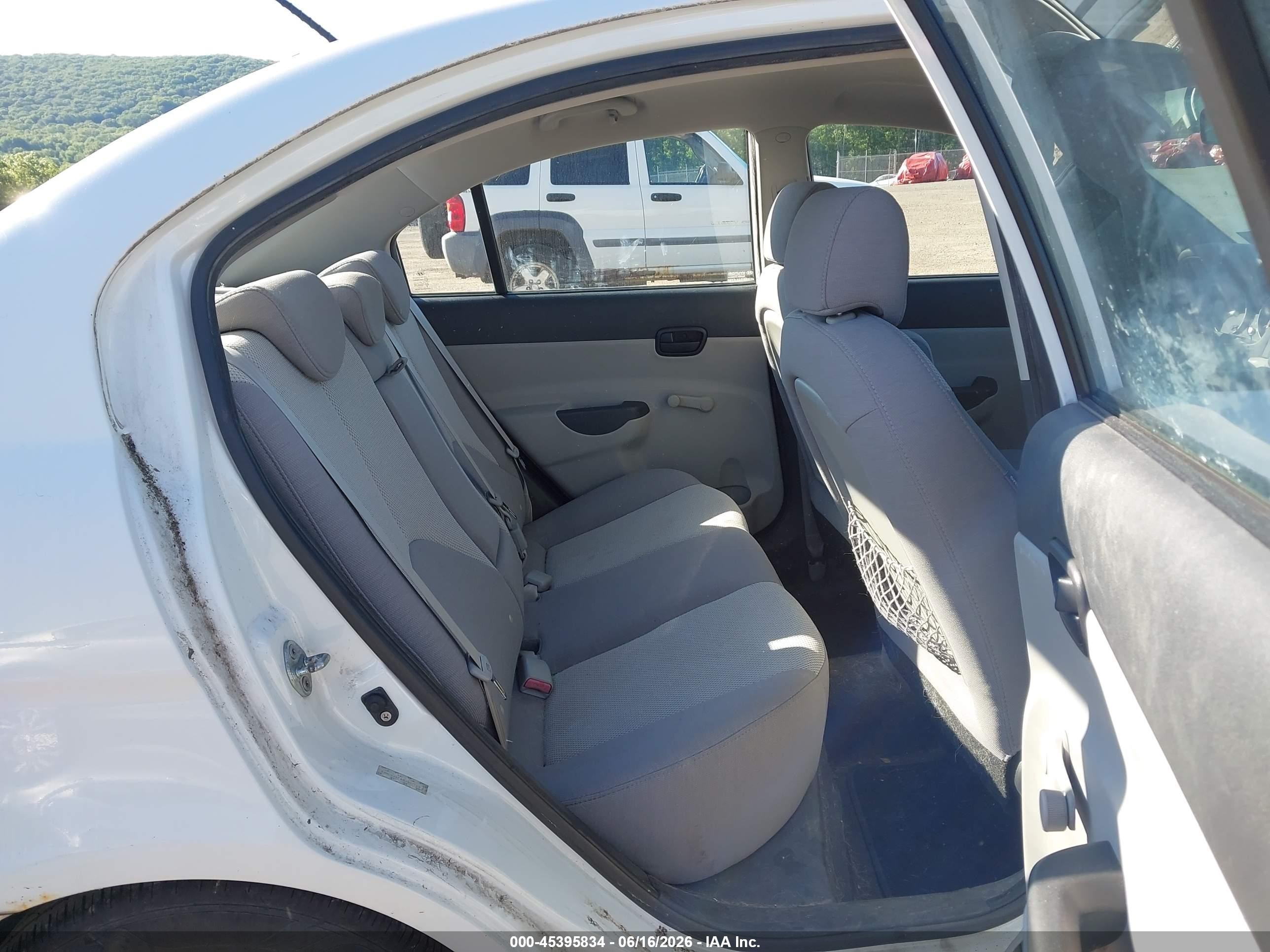 2009 Hyundai Accent Gls White vin: KMHCN46C49U307759