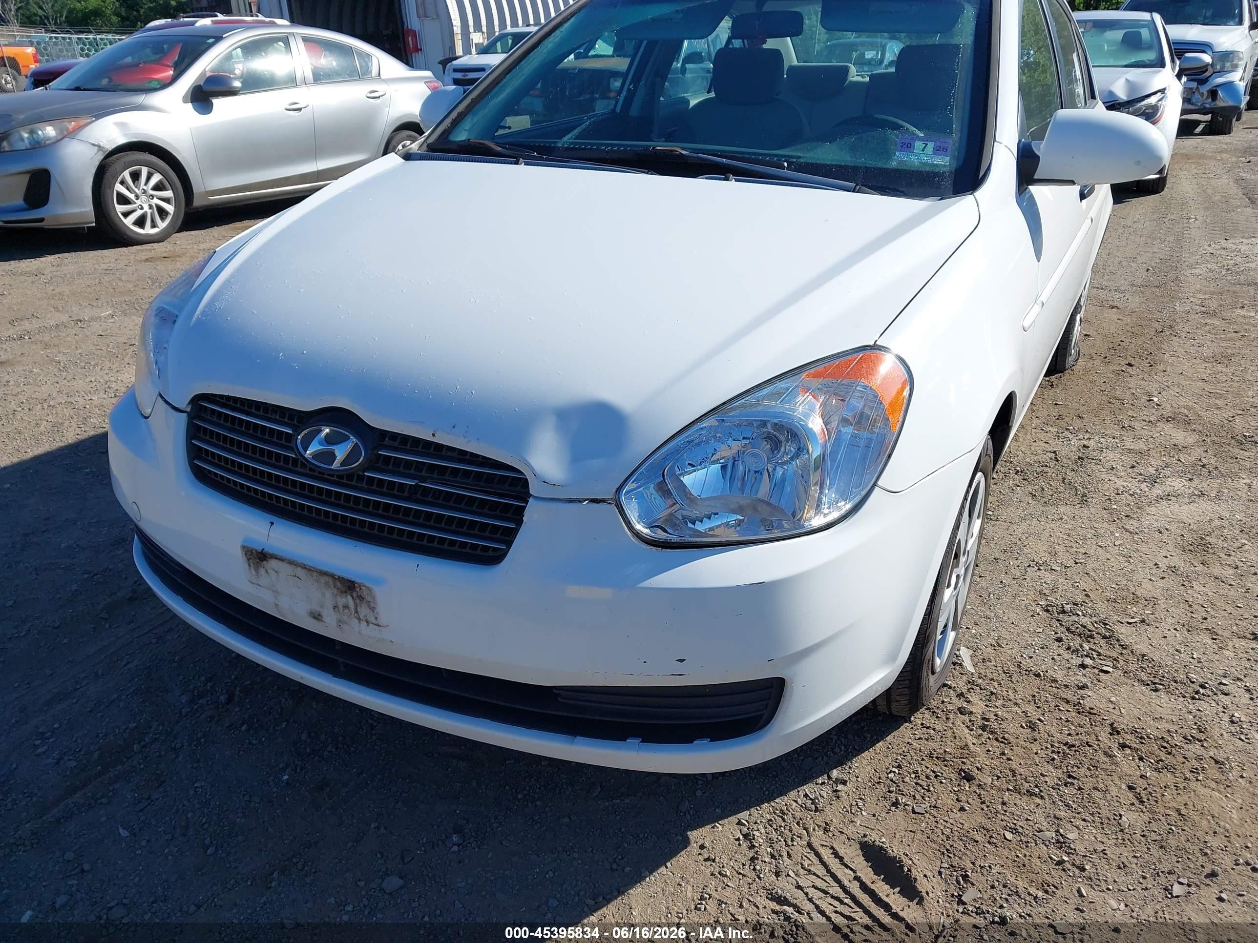 2009 Hyundai Accent Gls White vin: KMHCN46C49U307759