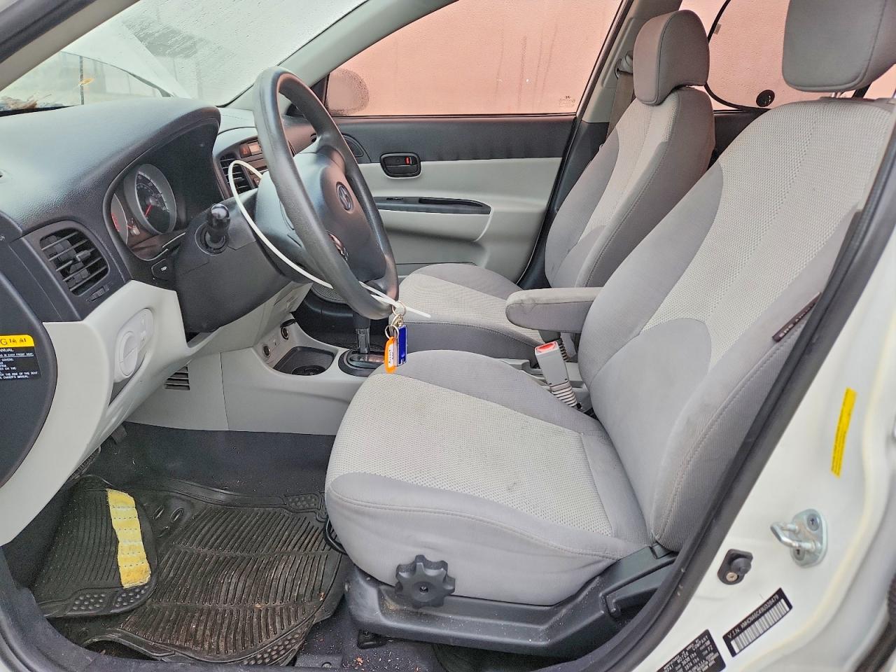 2009 Hyundai Accent Gls White vin: KMHCN46C49U328479