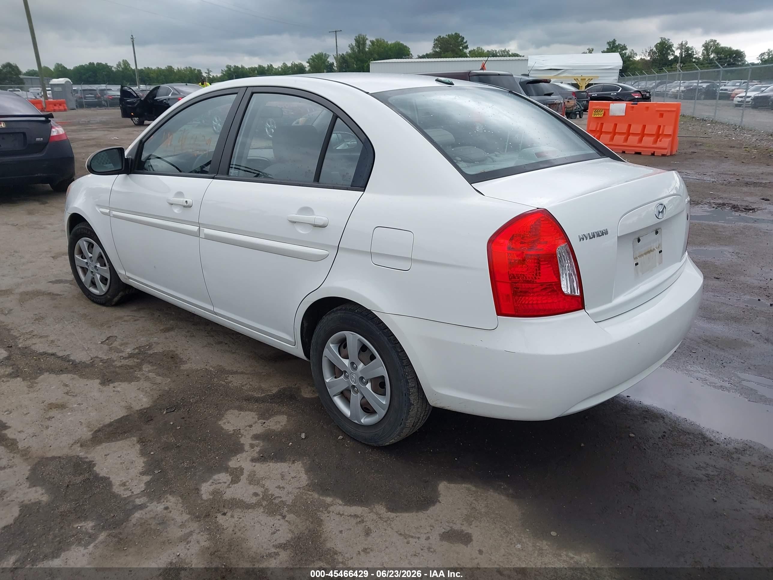2009 Hyundai Accent Gls White vin: KMHCN46C49U355777