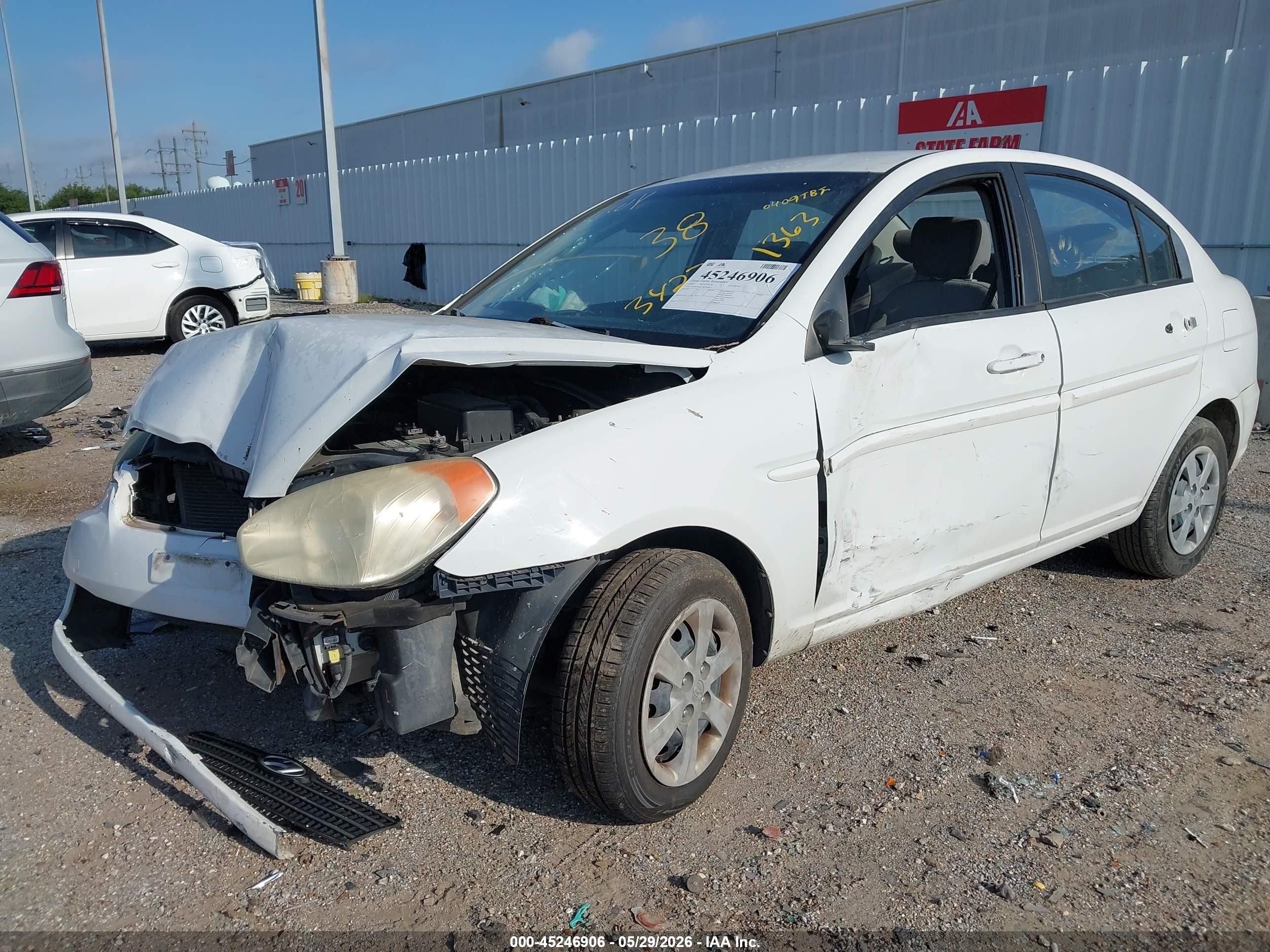 2009 Hyundai Accent Gls White vin: KMHCN46C59U343427