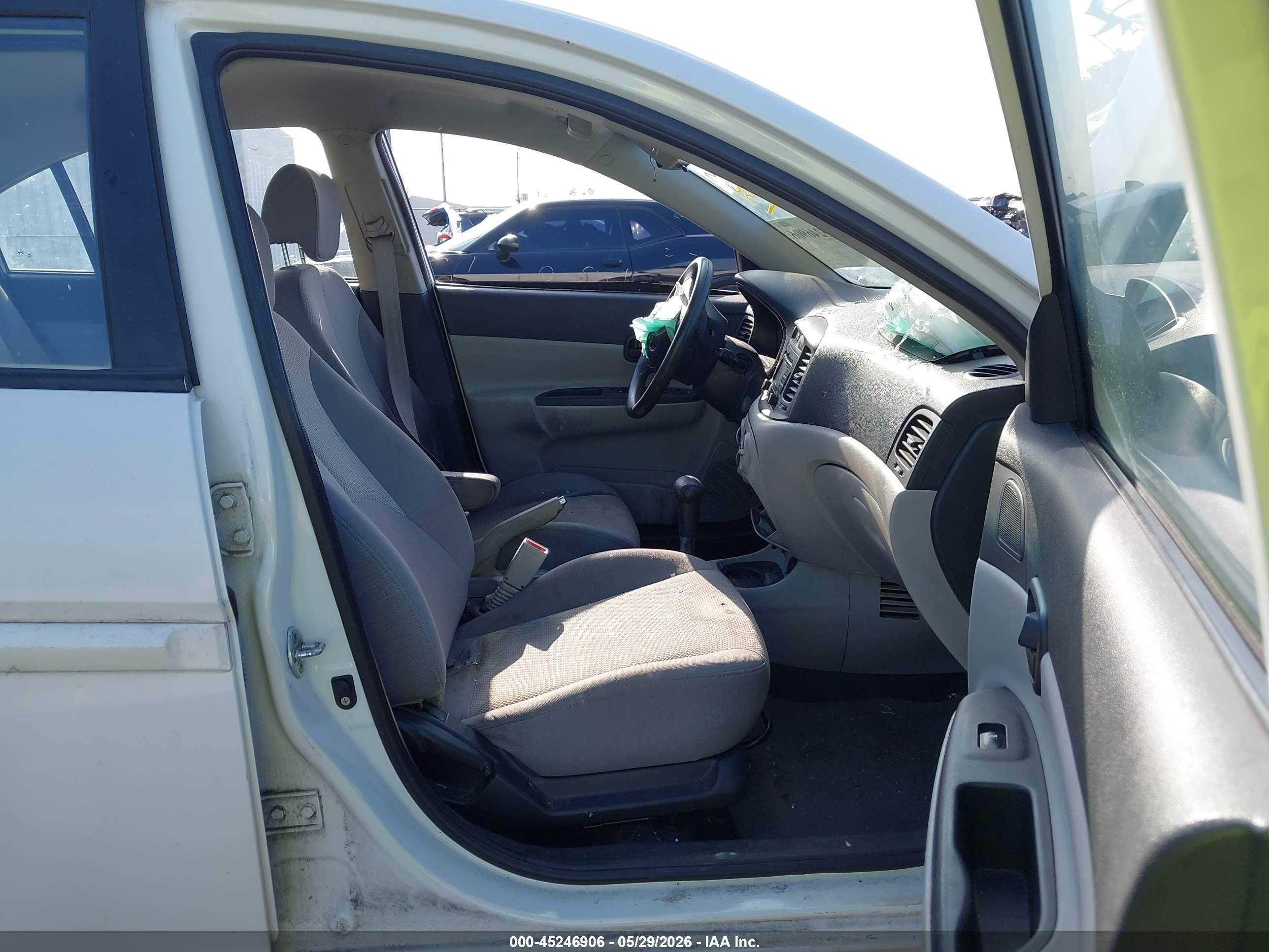 2009 Hyundai Accent Gls White vin: KMHCN46C59U343427