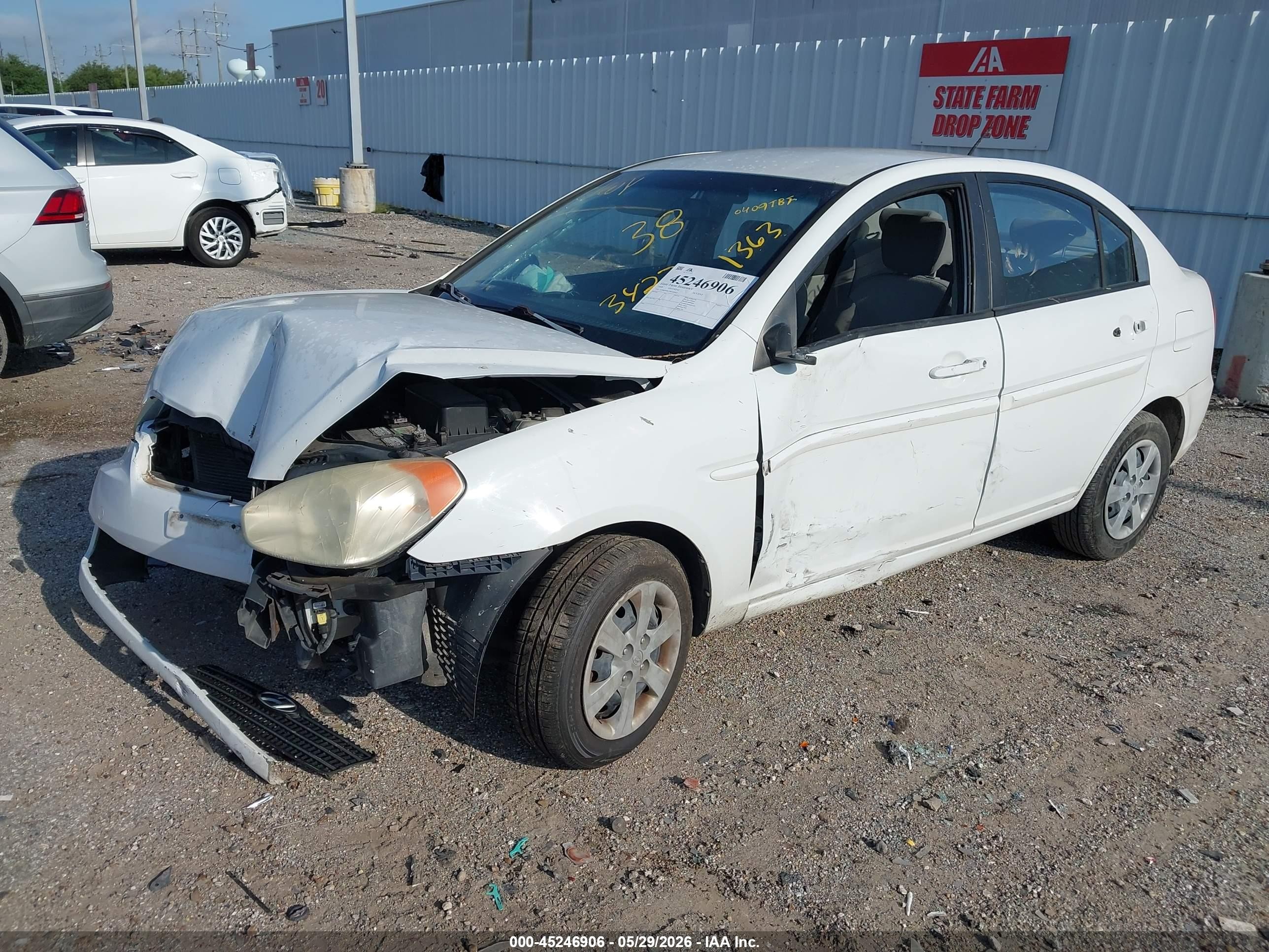2009 Hyundai Accent Gls White vin: KMHCN46C59U343427