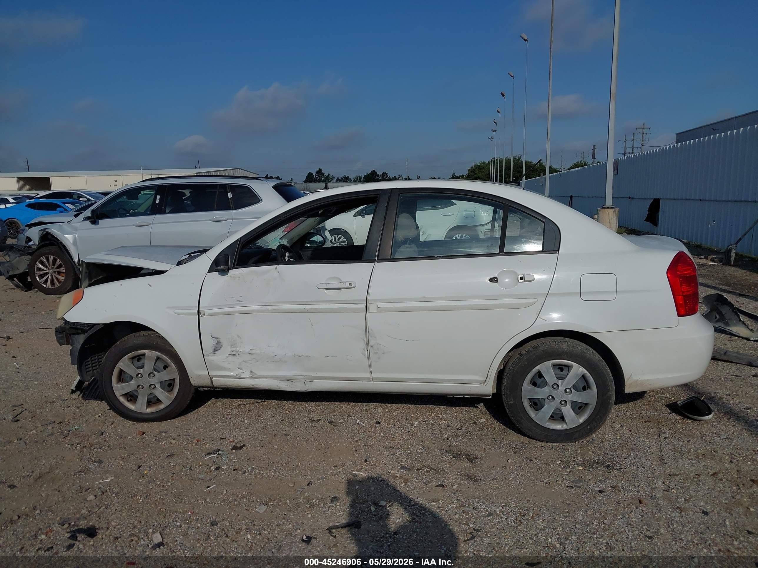 2009 Hyundai Accent Gls White vin: KMHCN46C59U343427