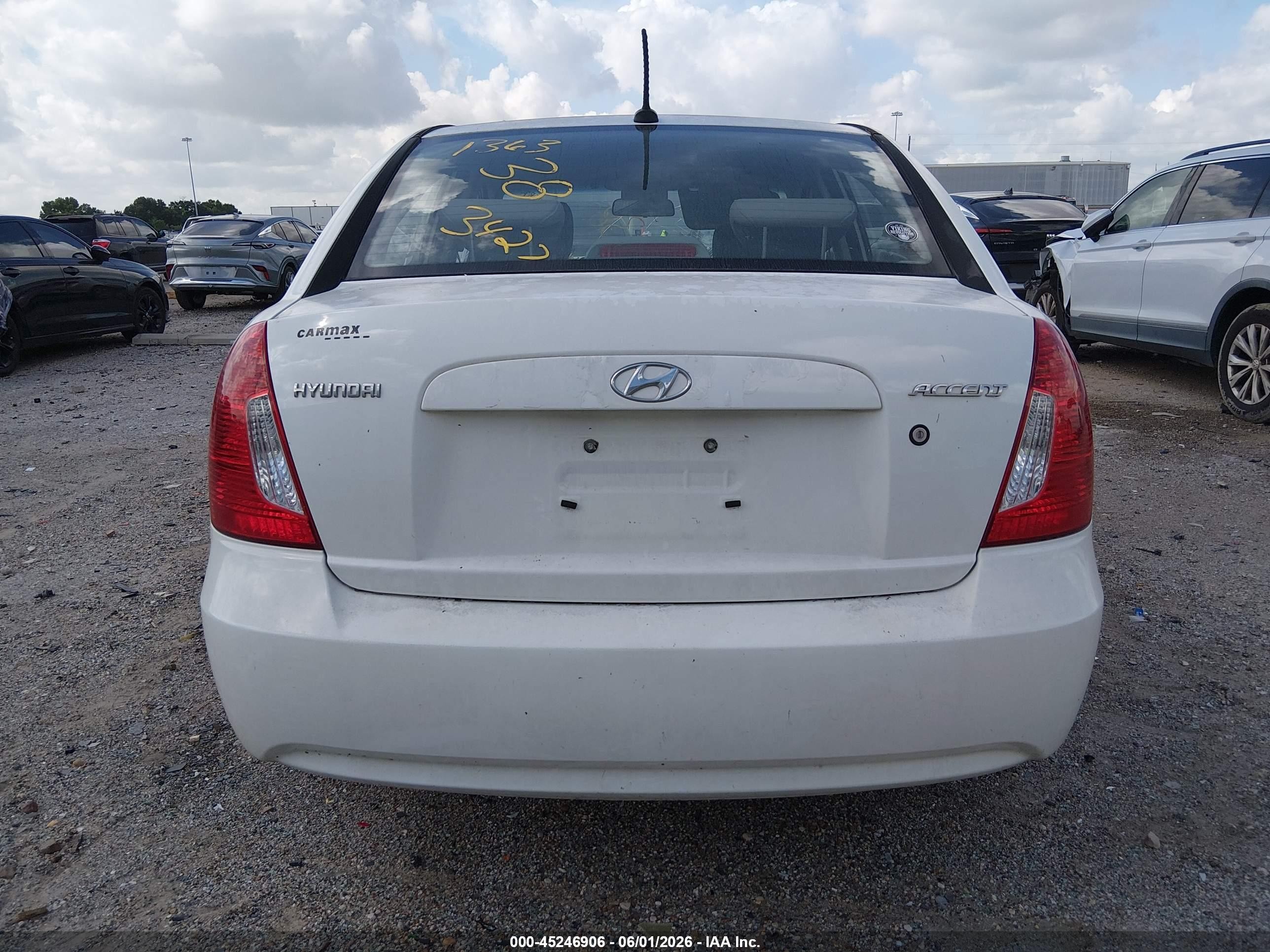 2009 Hyundai Accent Gls White vin: KMHCN46C59U343427
