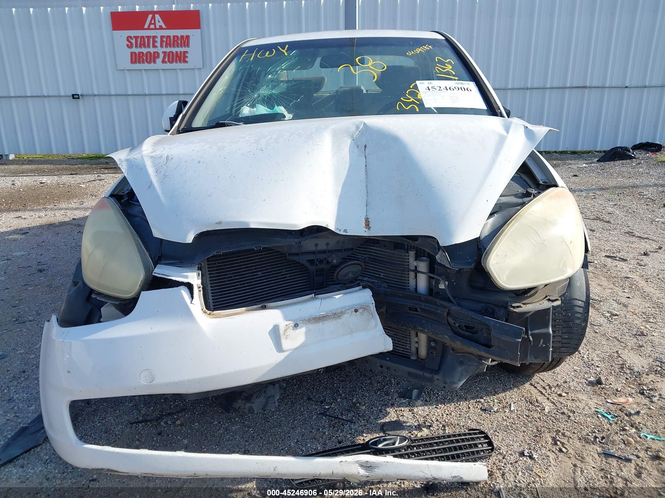2009 Hyundai Accent Gls White vin: KMHCN46C59U343427