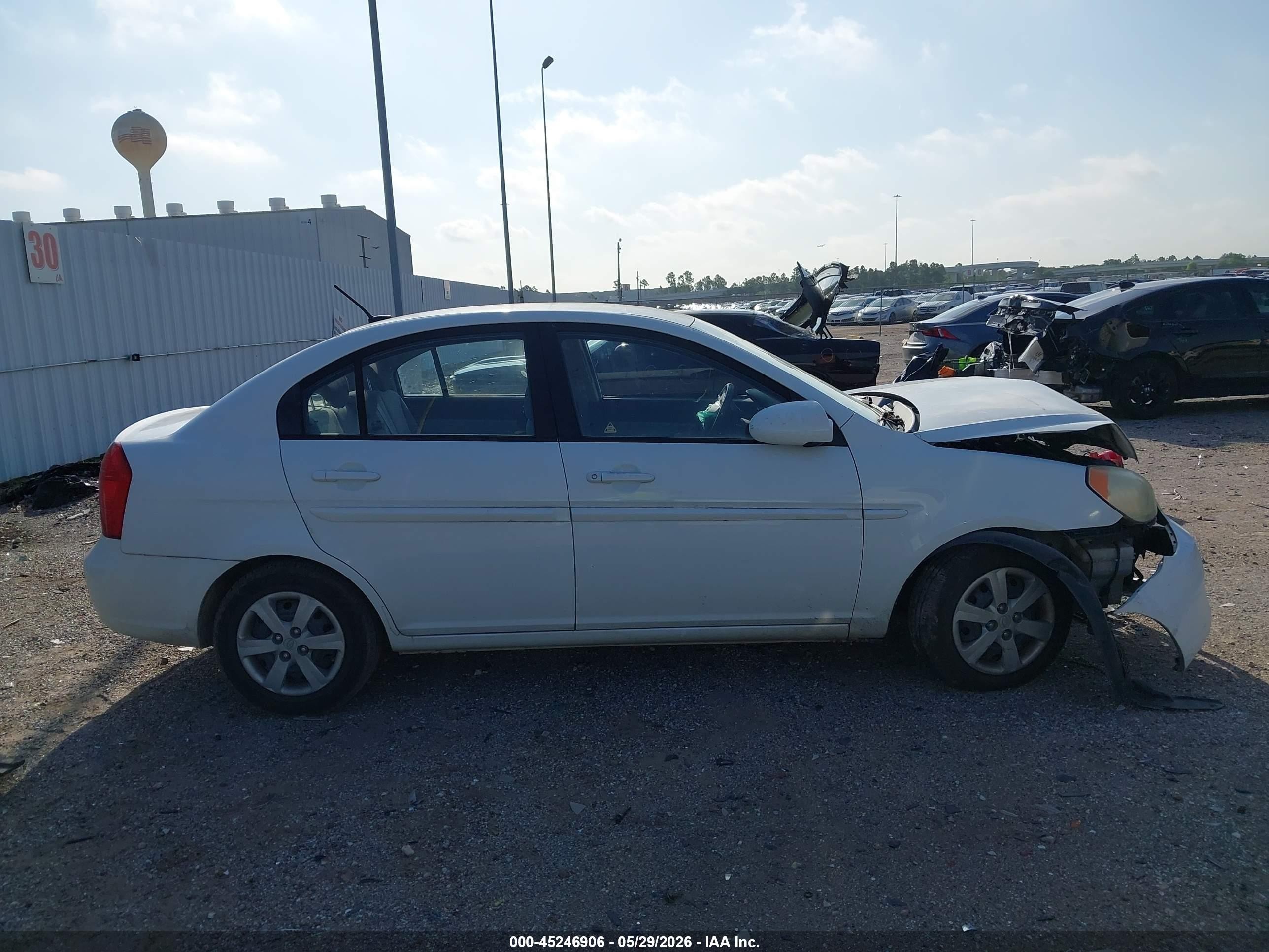 2009 Hyundai Accent Gls White vin: KMHCN46C59U343427