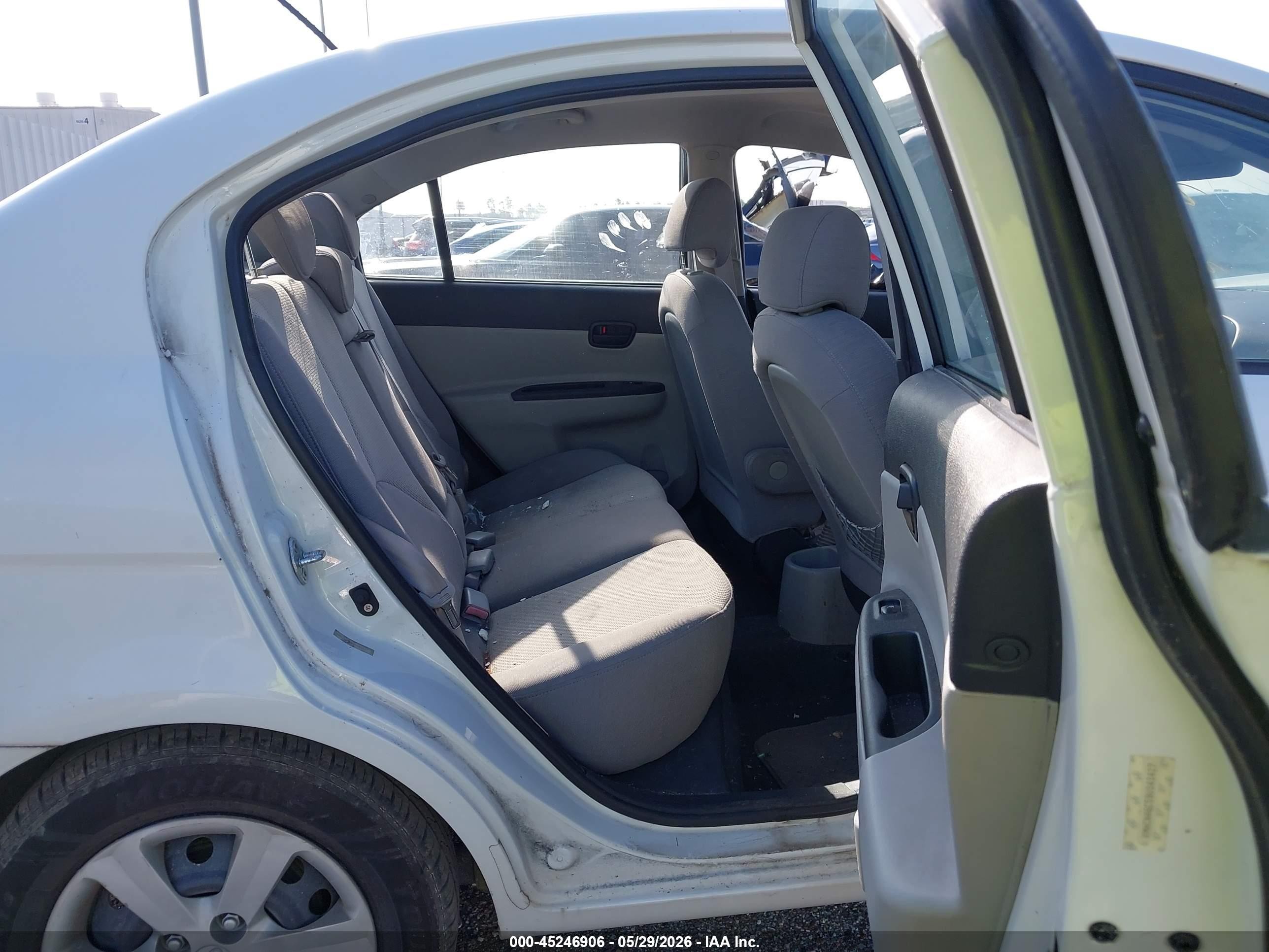 2009 Hyundai Accent Gls White vin: KMHCN46C59U343427