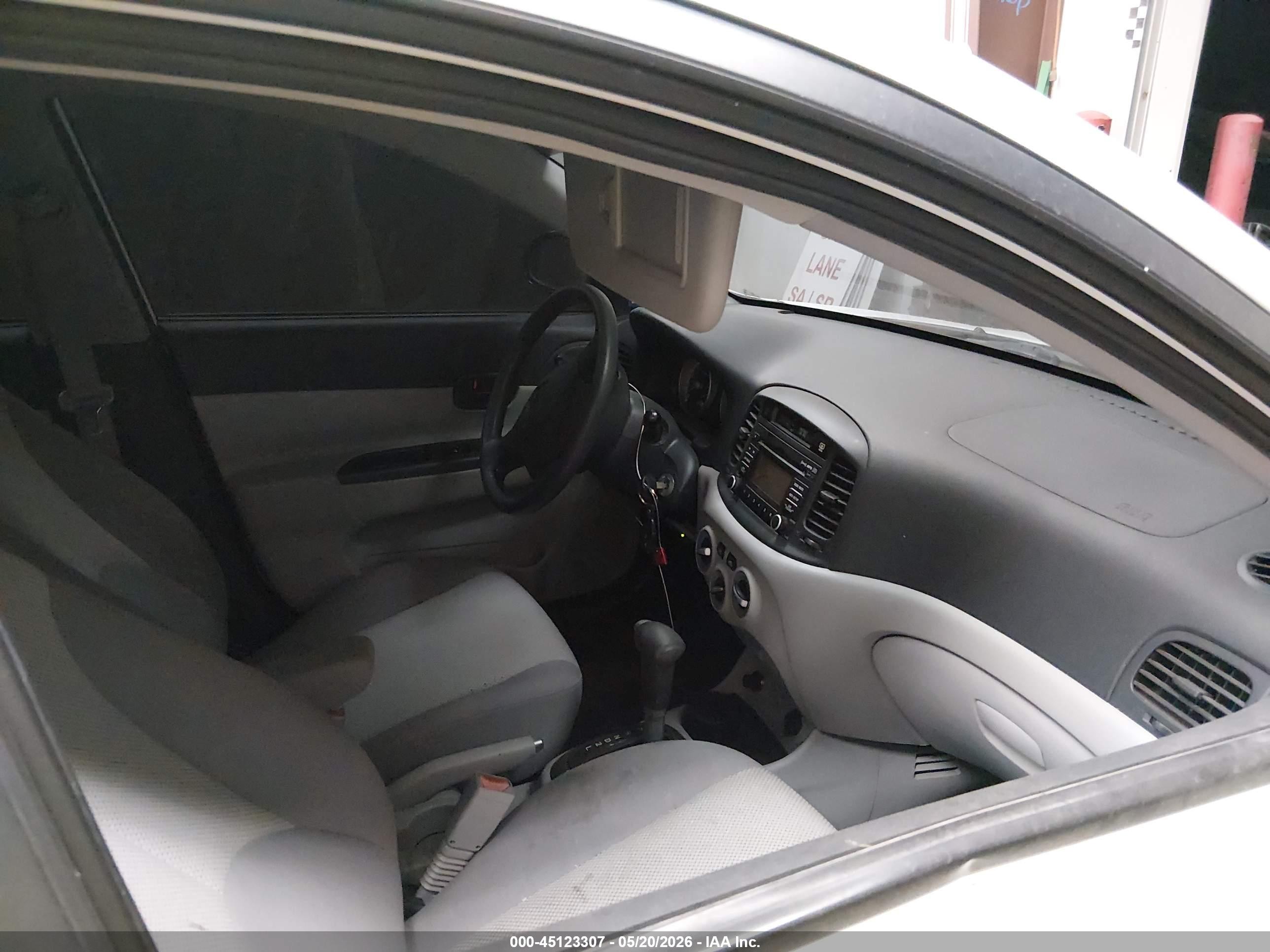 2008 Hyundai Accent Gls White vin: KMHCN46C68U231458