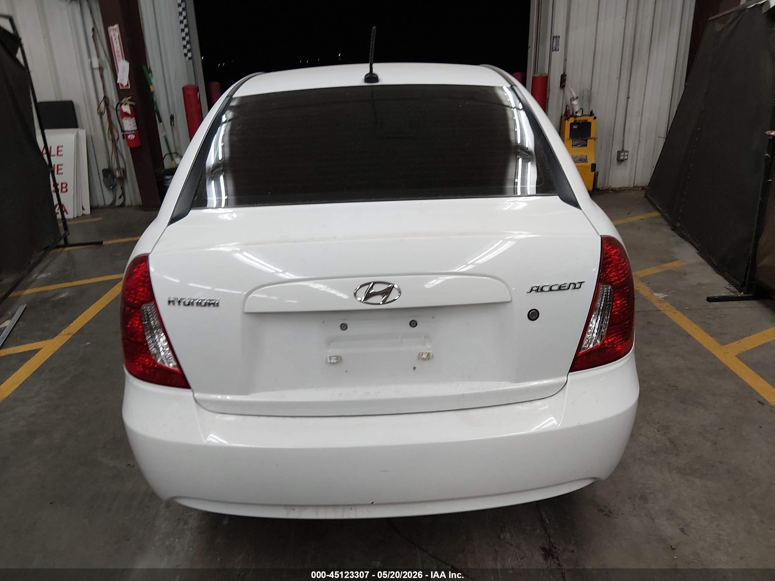 2008 Hyundai Accent Gls White vin: KMHCN46C68U231458