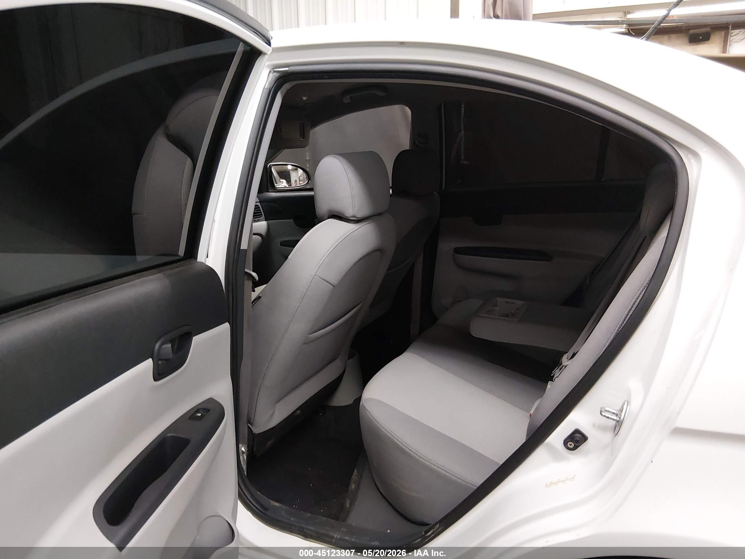 2008 Hyundai Accent Gls White vin: KMHCN46C68U231458