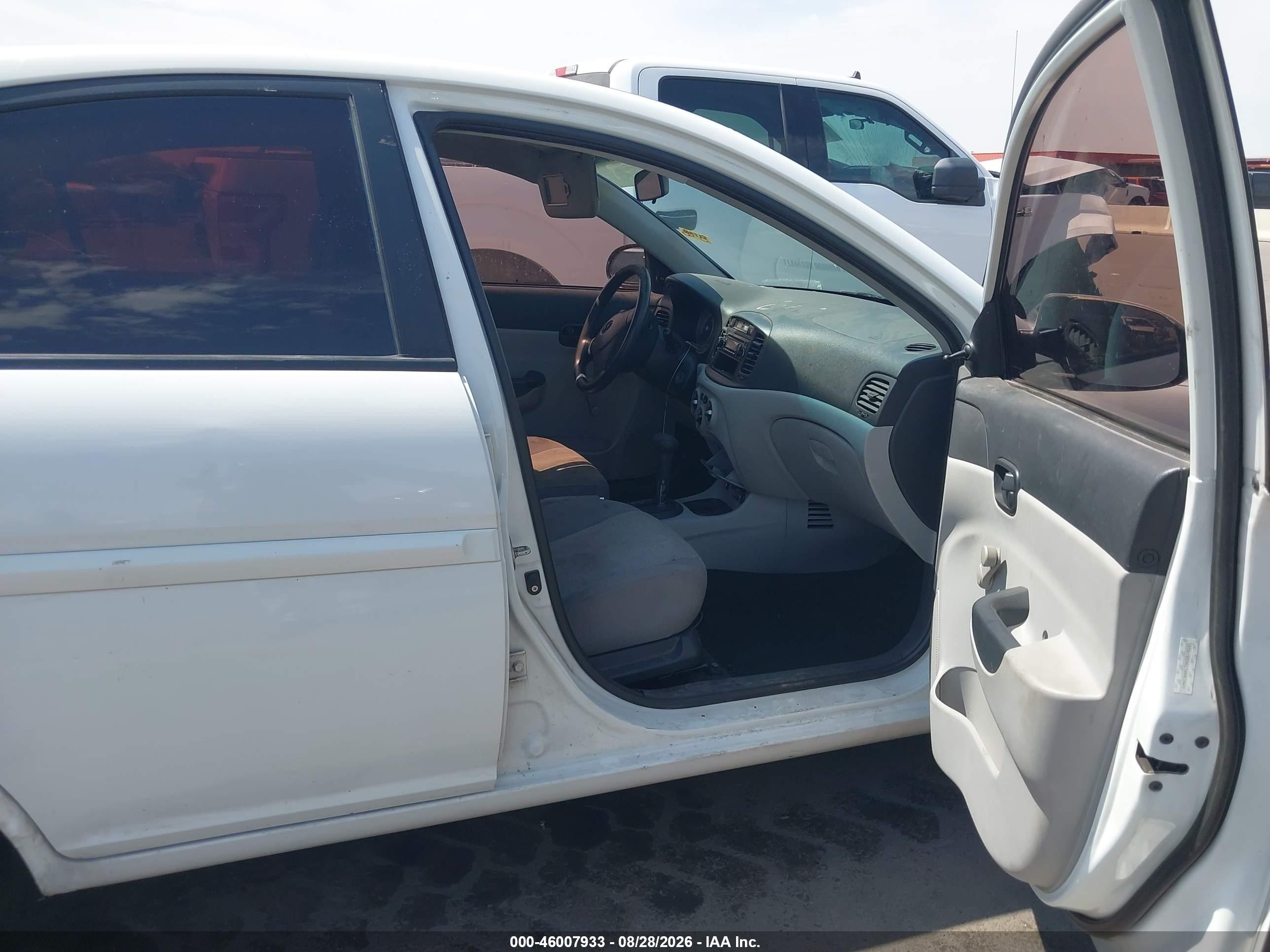 2009 Hyundai Accent Gls White vin: KMHCN46C79U387459