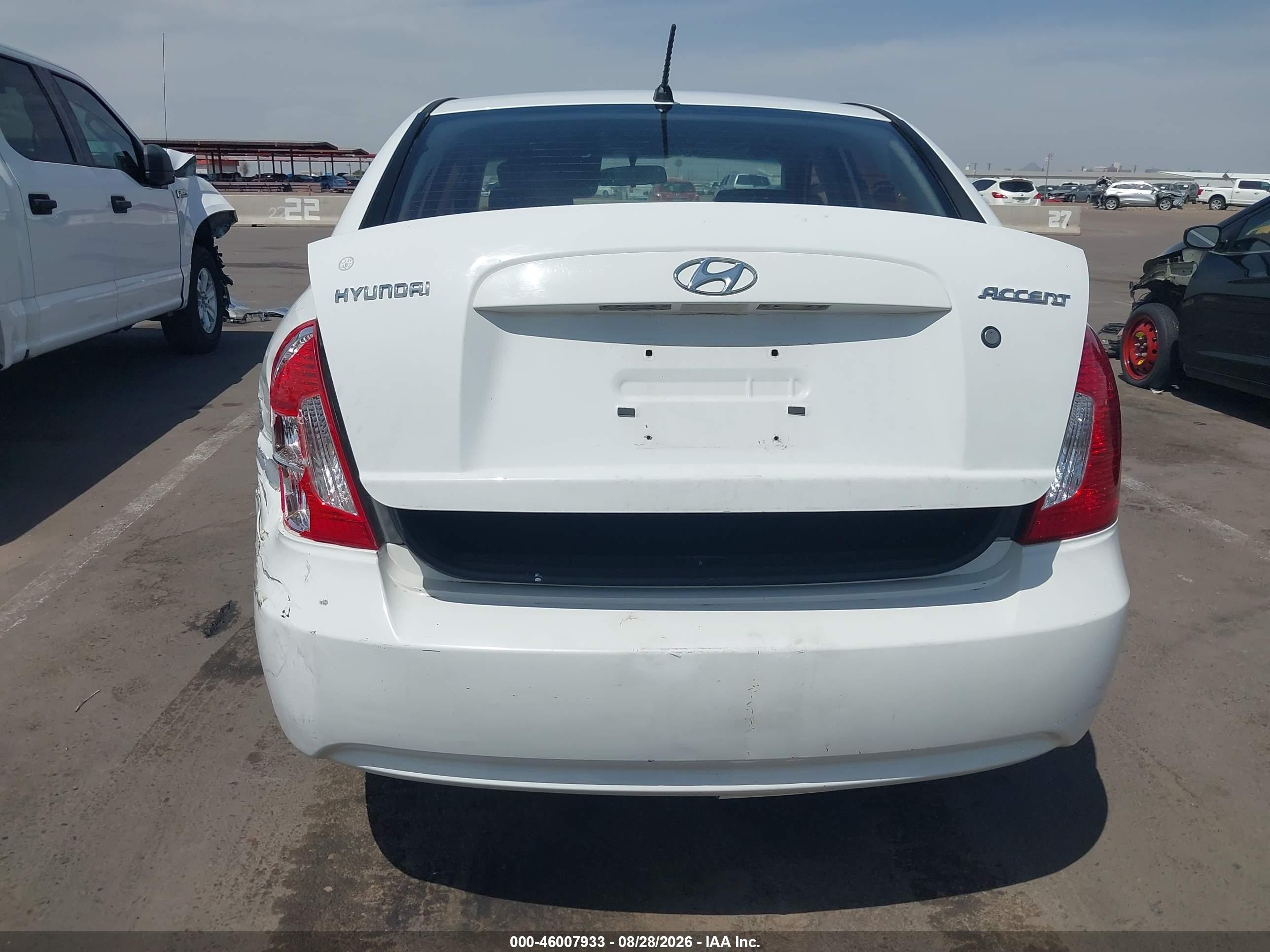 2009 Hyundai Accent Gls White vin: KMHCN46C79U387459