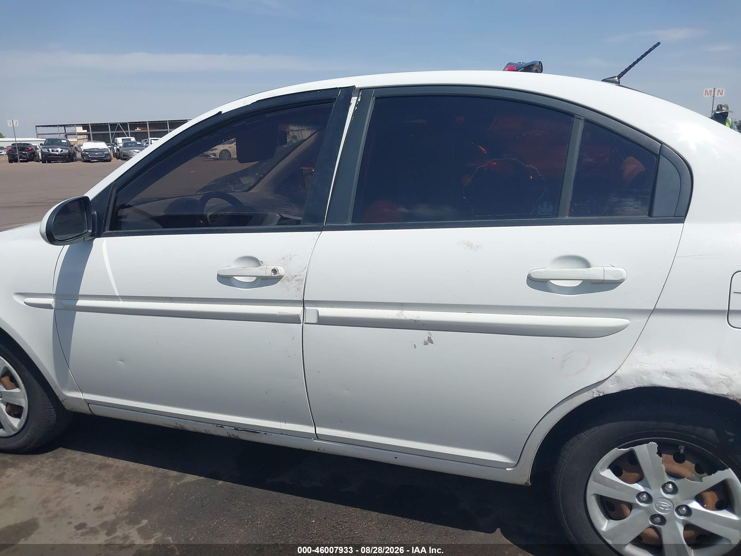2009 Hyundai Accent Gls White vin: KMHCN46C79U387459