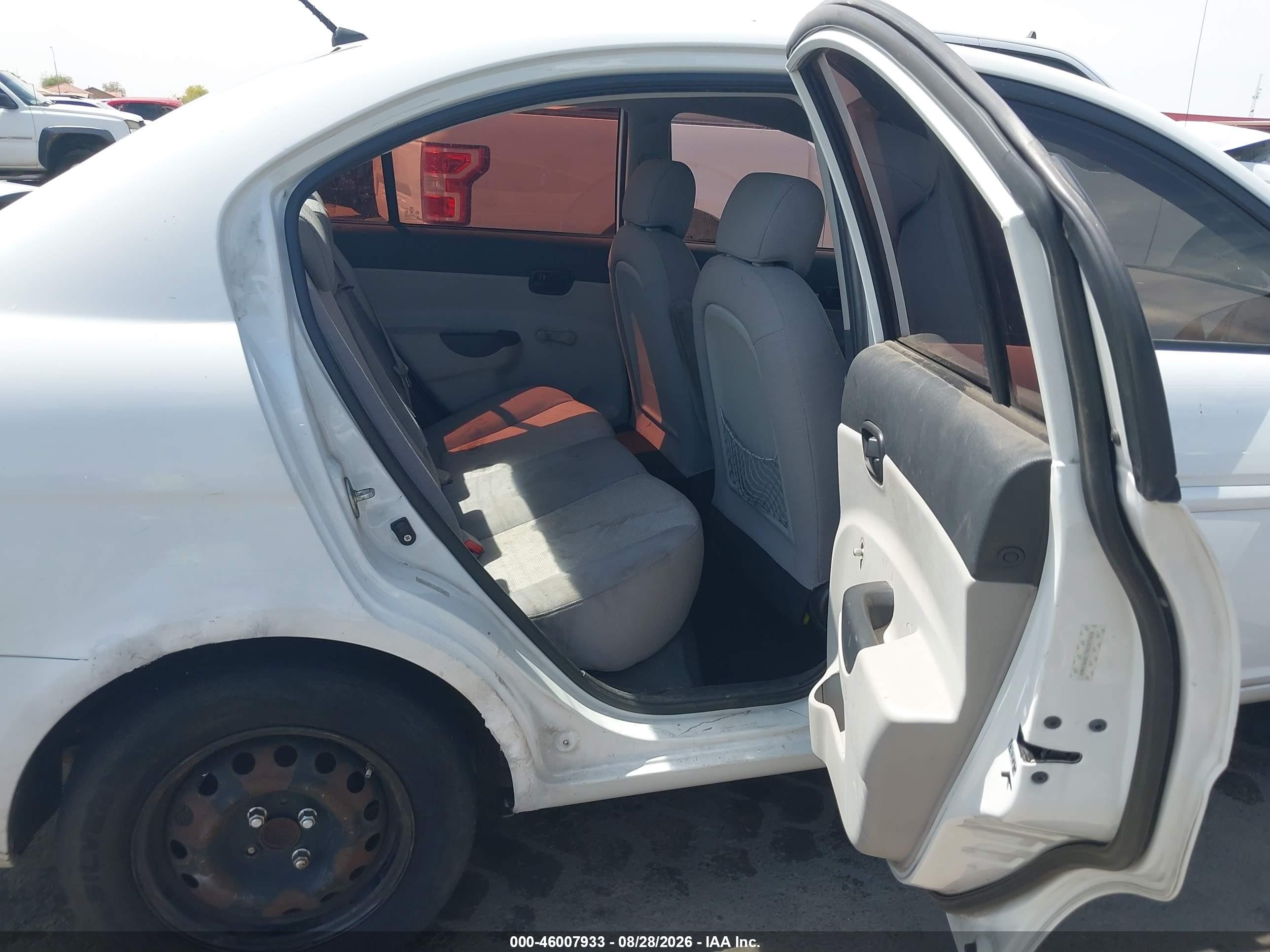 2009 Hyundai Accent Gls White vin: KMHCN46C79U387459