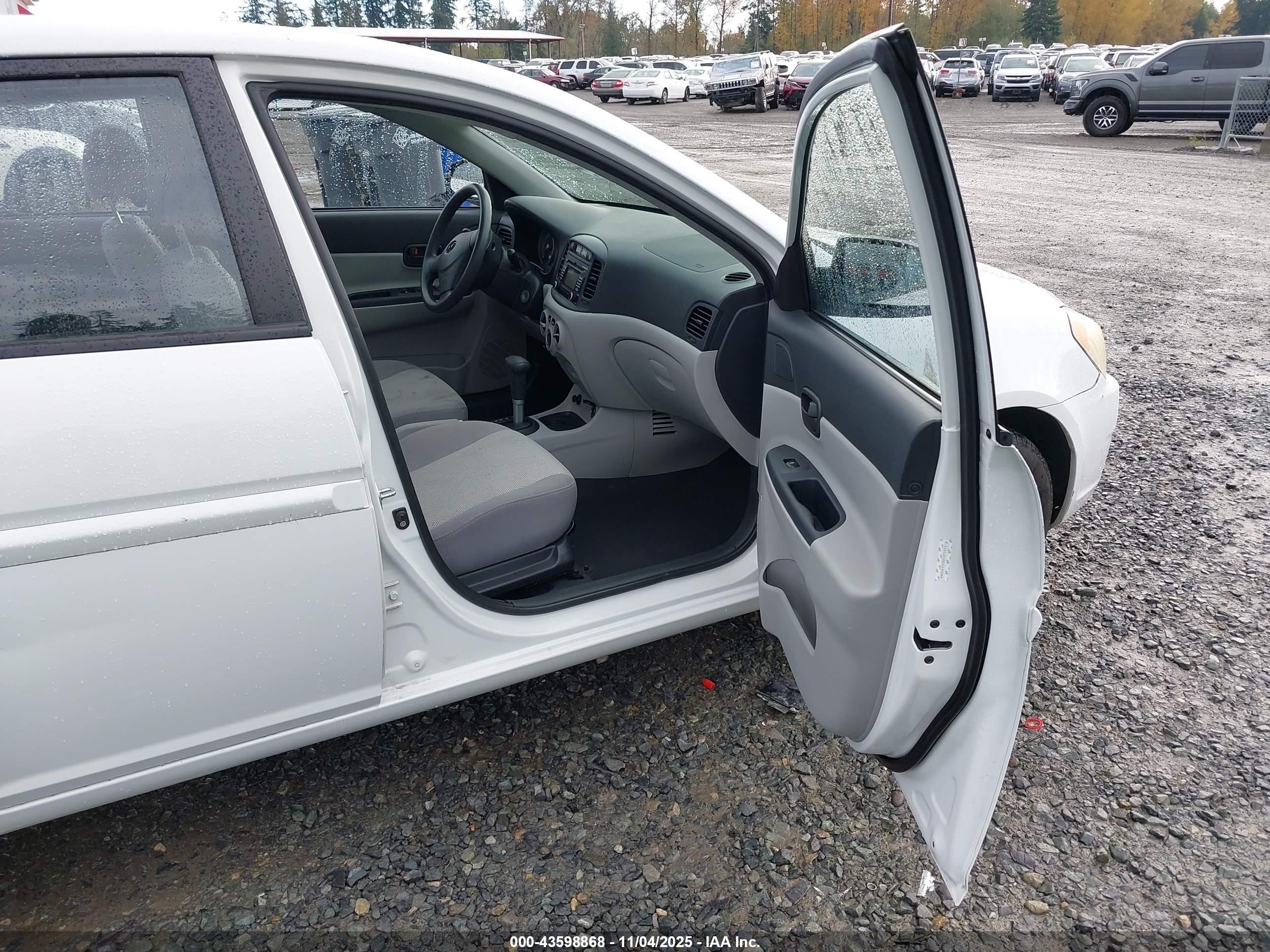 2008 Hyundai Accent Gls White vin: KMHCN46CX8U271073