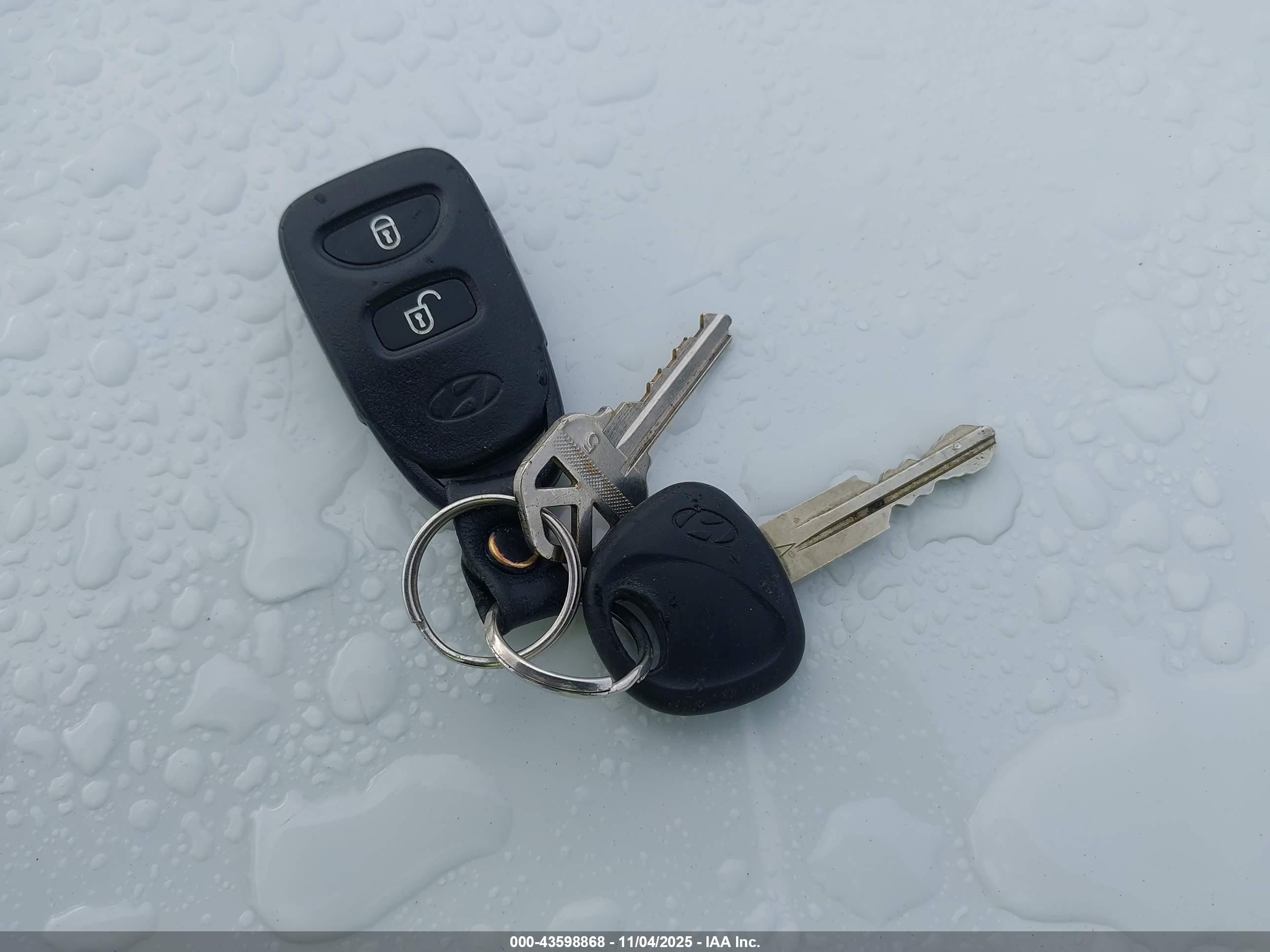 2008 Hyundai Accent Gls White vin: KMHCN46CX8U271073