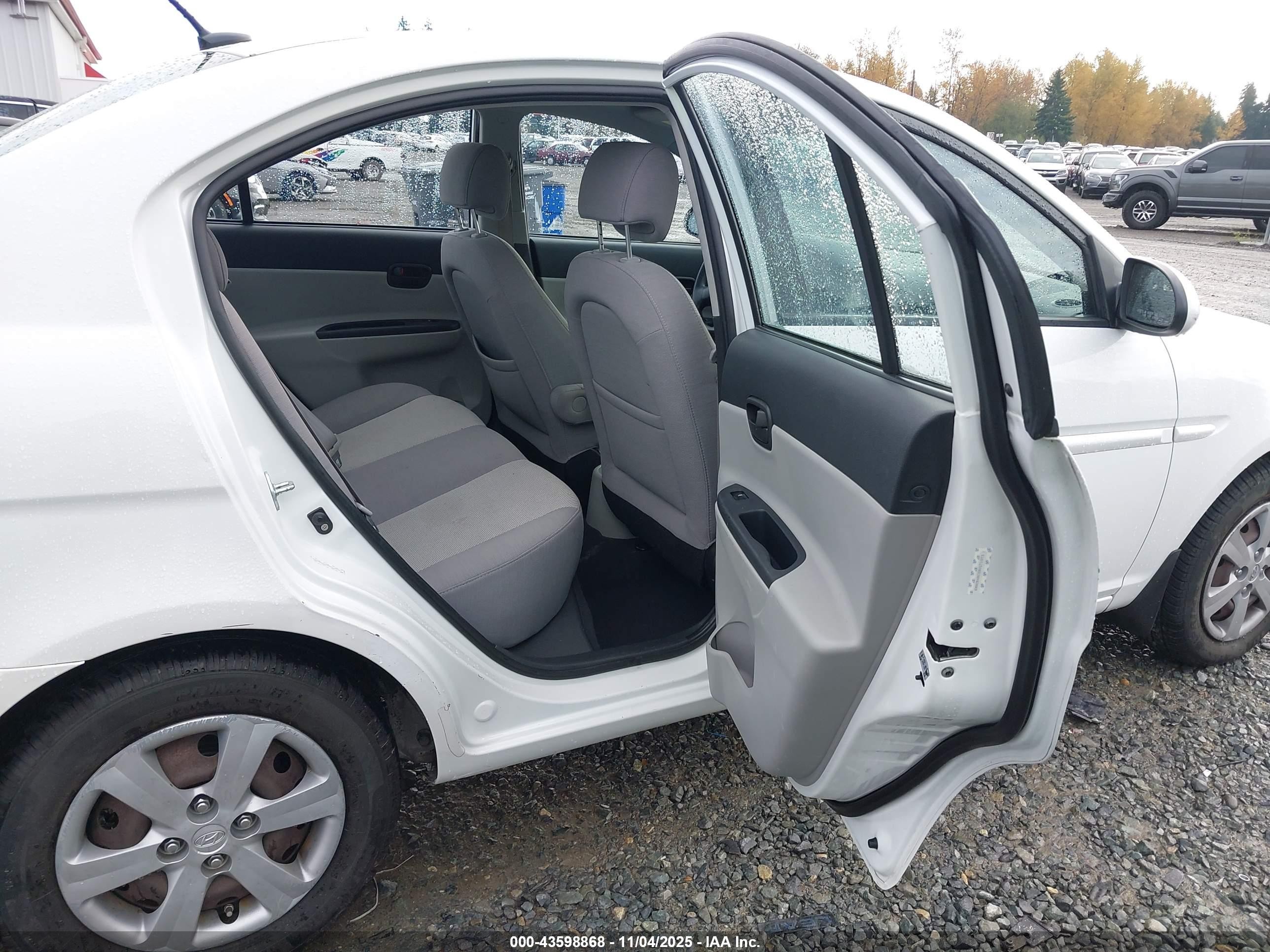 2008 Hyundai Accent Gls White vin: KMHCN46CX8U271073