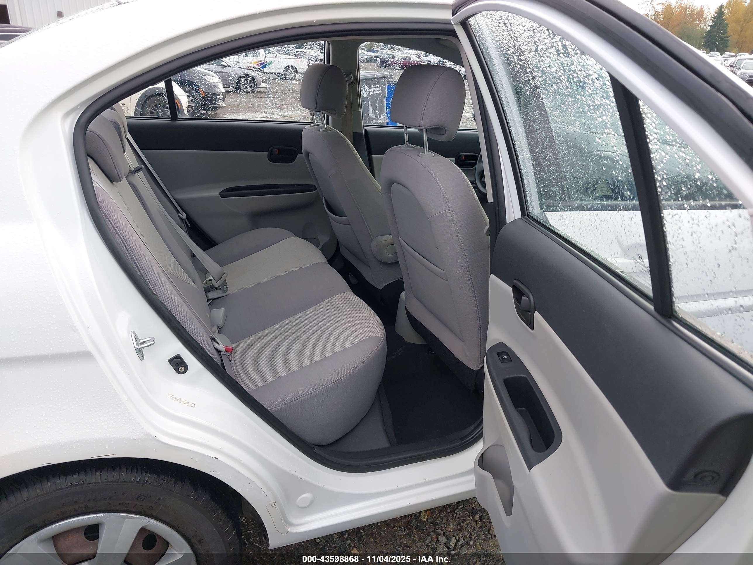 2008 Hyundai Accent Gls White vin: KMHCN46CX8U271073