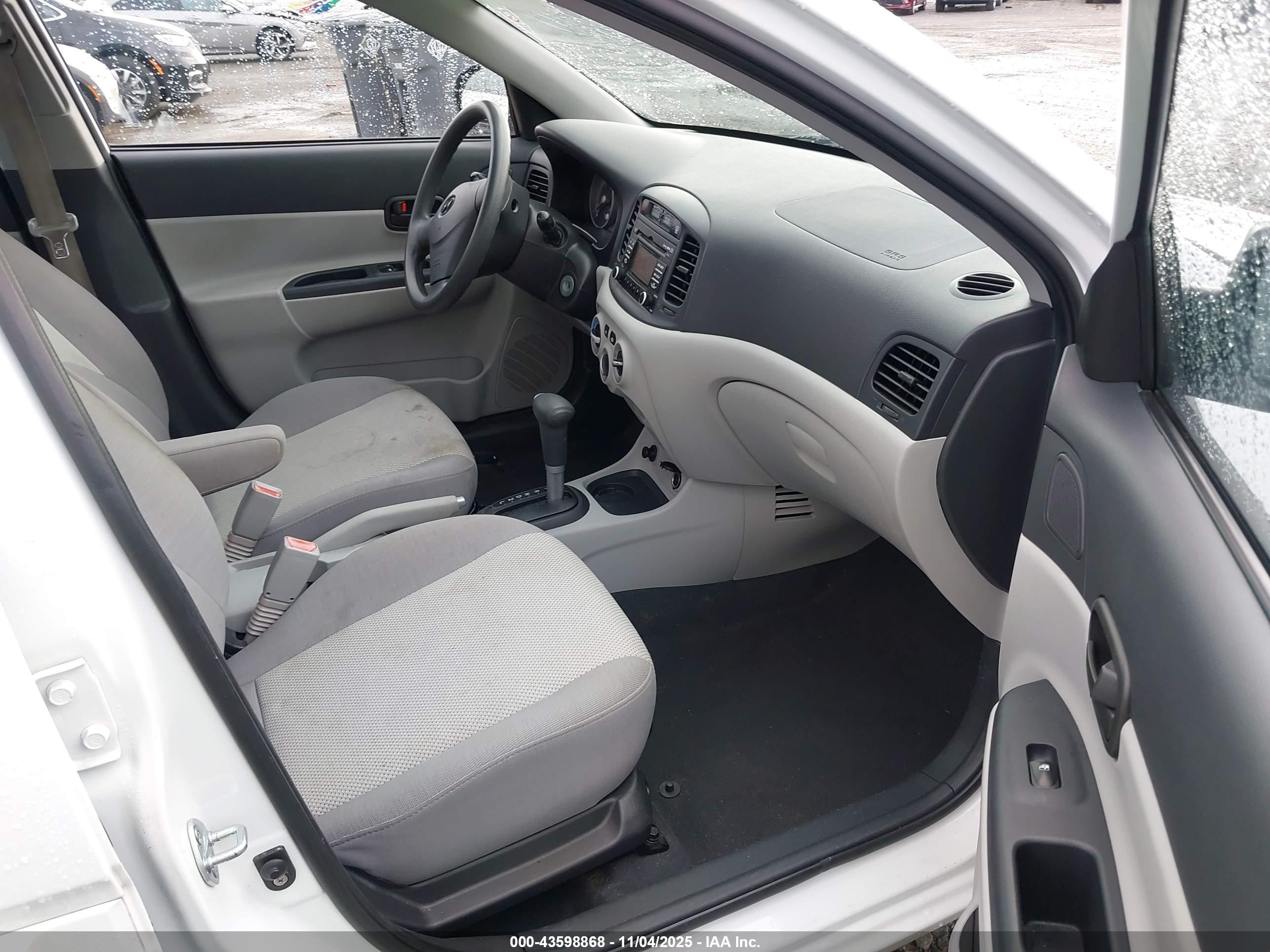 2008 Hyundai Accent Gls White vin: KMHCN46CX8U271073