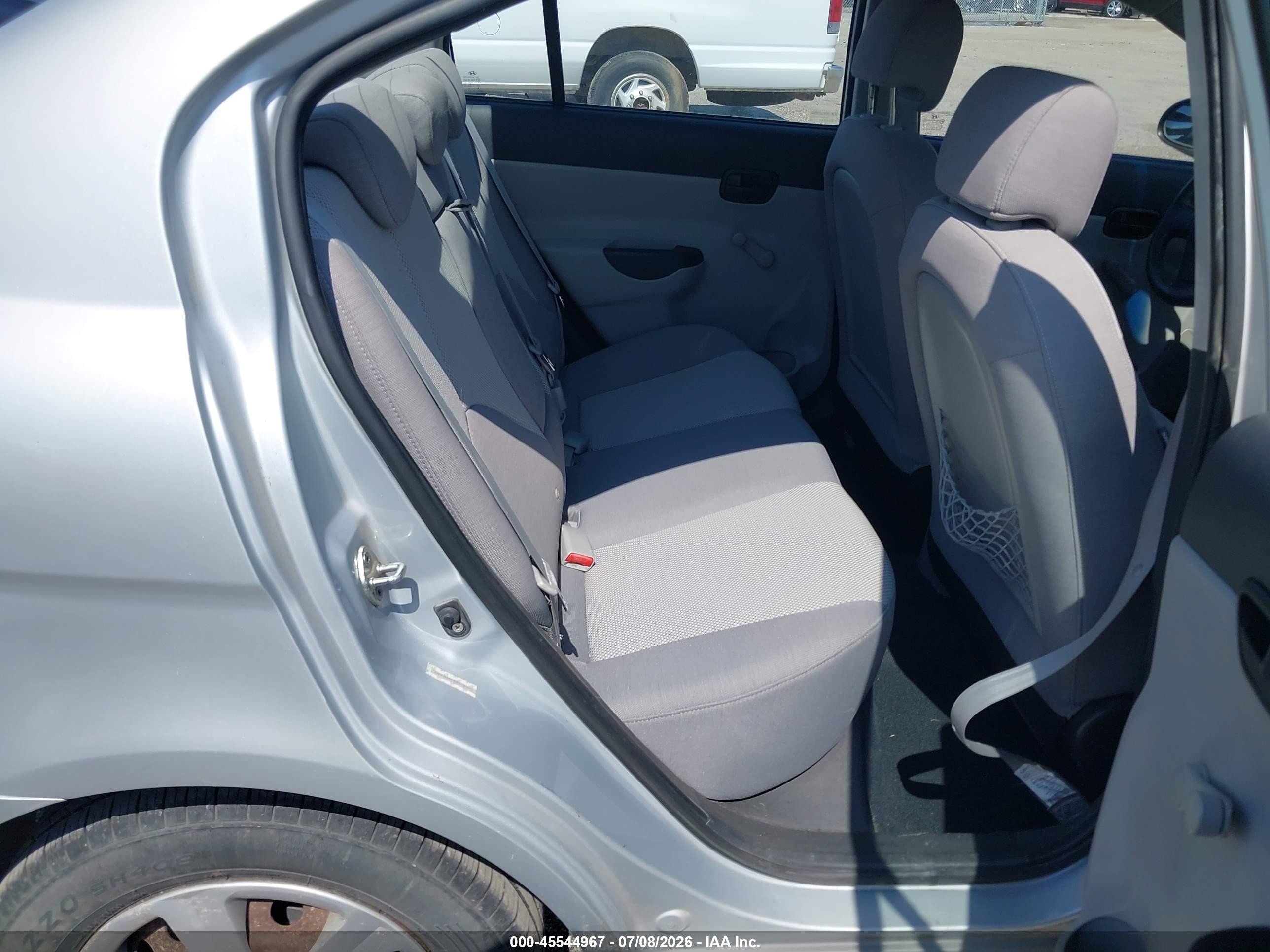 2009 Hyundai Accent Gls Silver vin: KMHCN46CX9U296881