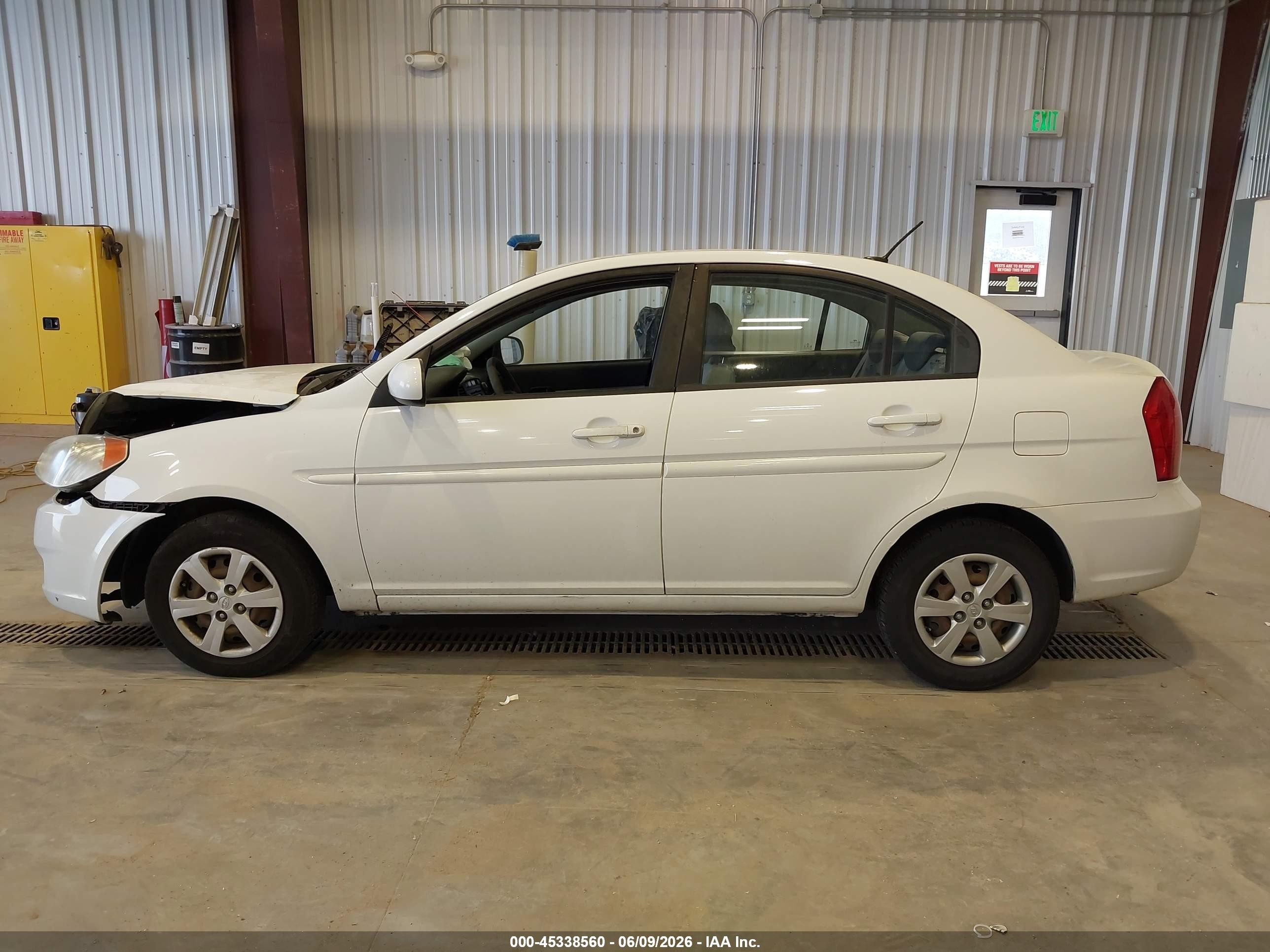 2010 Hyundai Accent Gls White vin: KMHCN4AC2AU424509