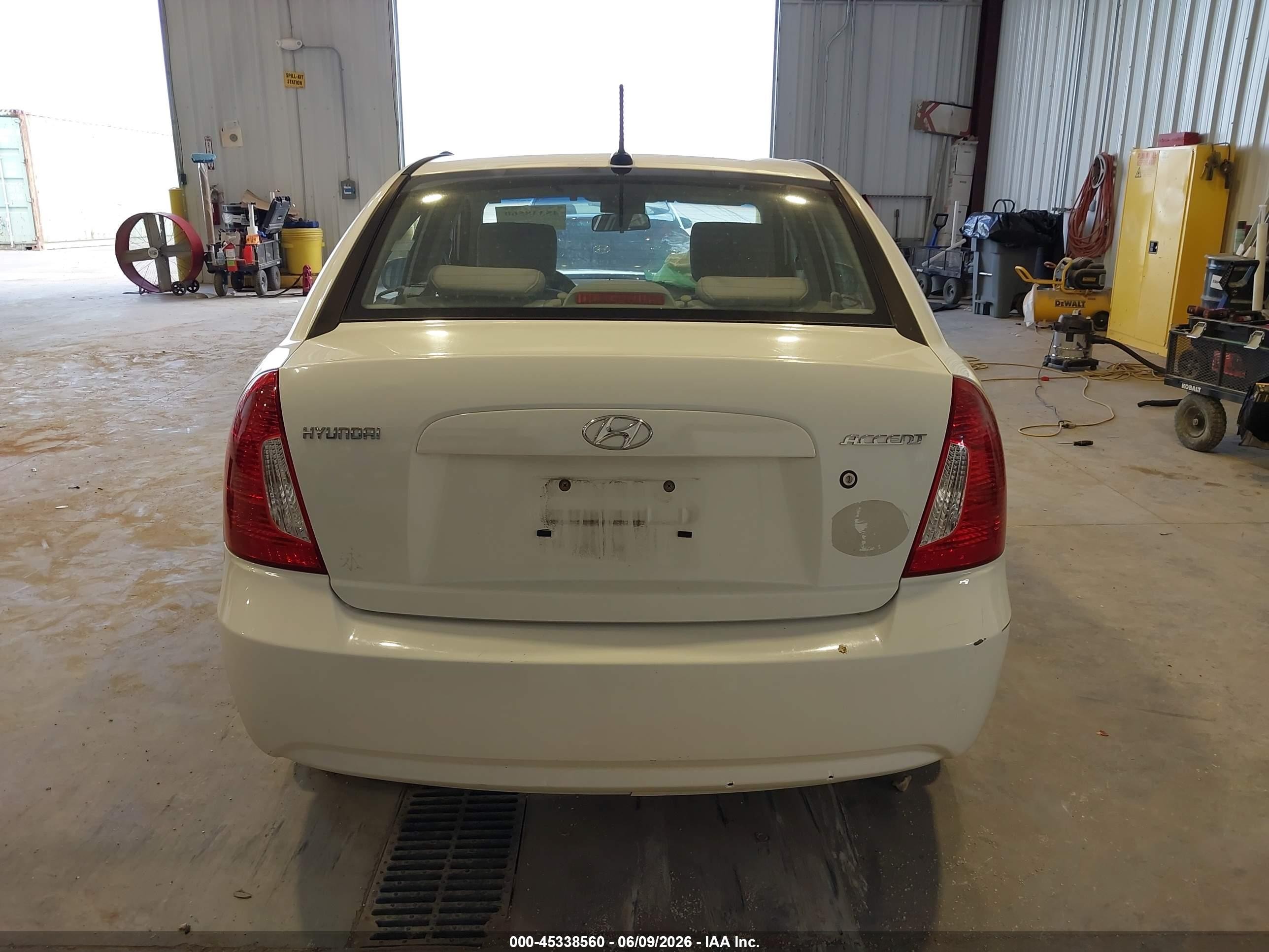 2010 Hyundai Accent Gls White vin: KMHCN4AC2AU424509