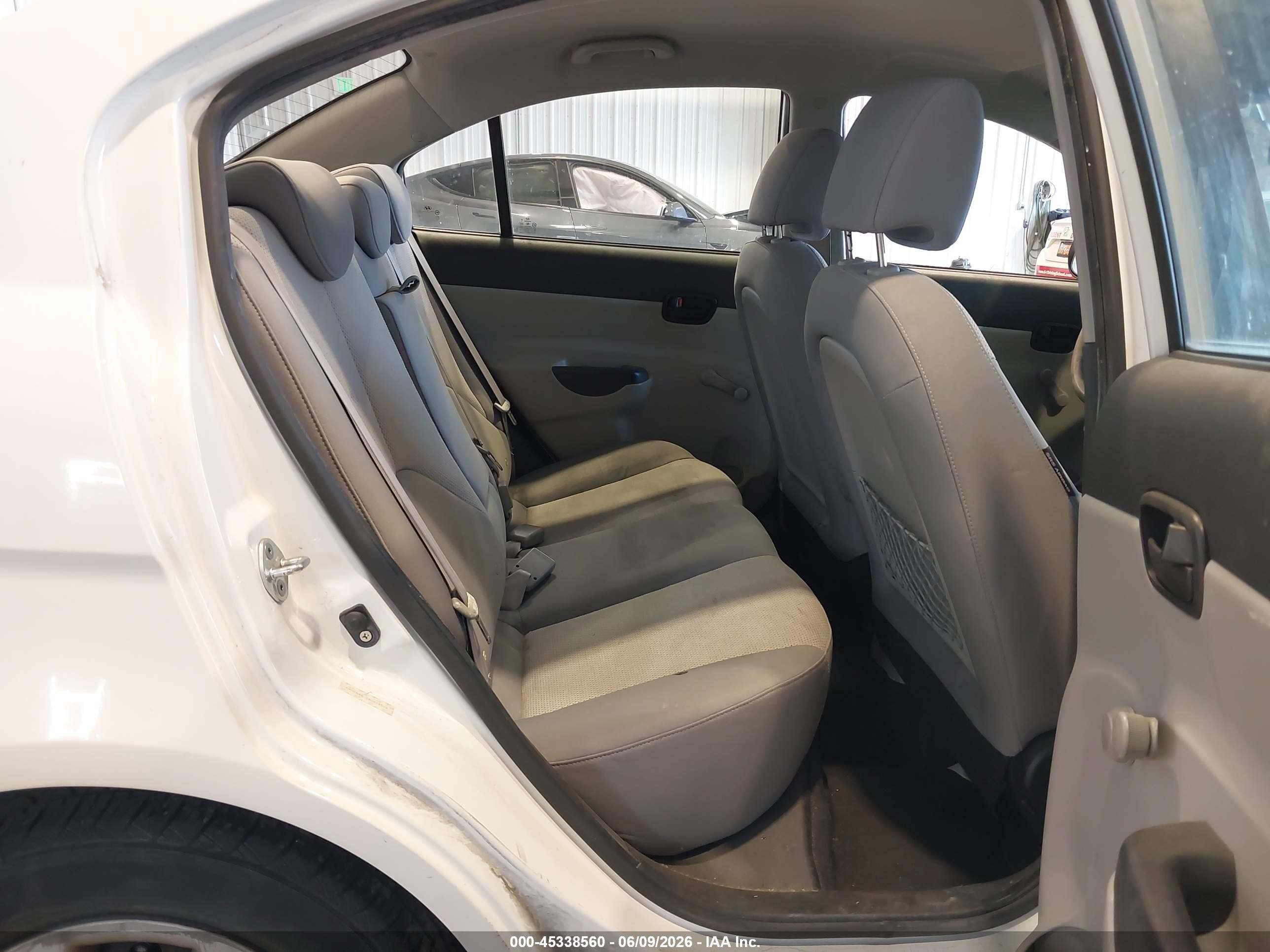 2010 Hyundai Accent Gls White vin: KMHCN4AC2AU424509
