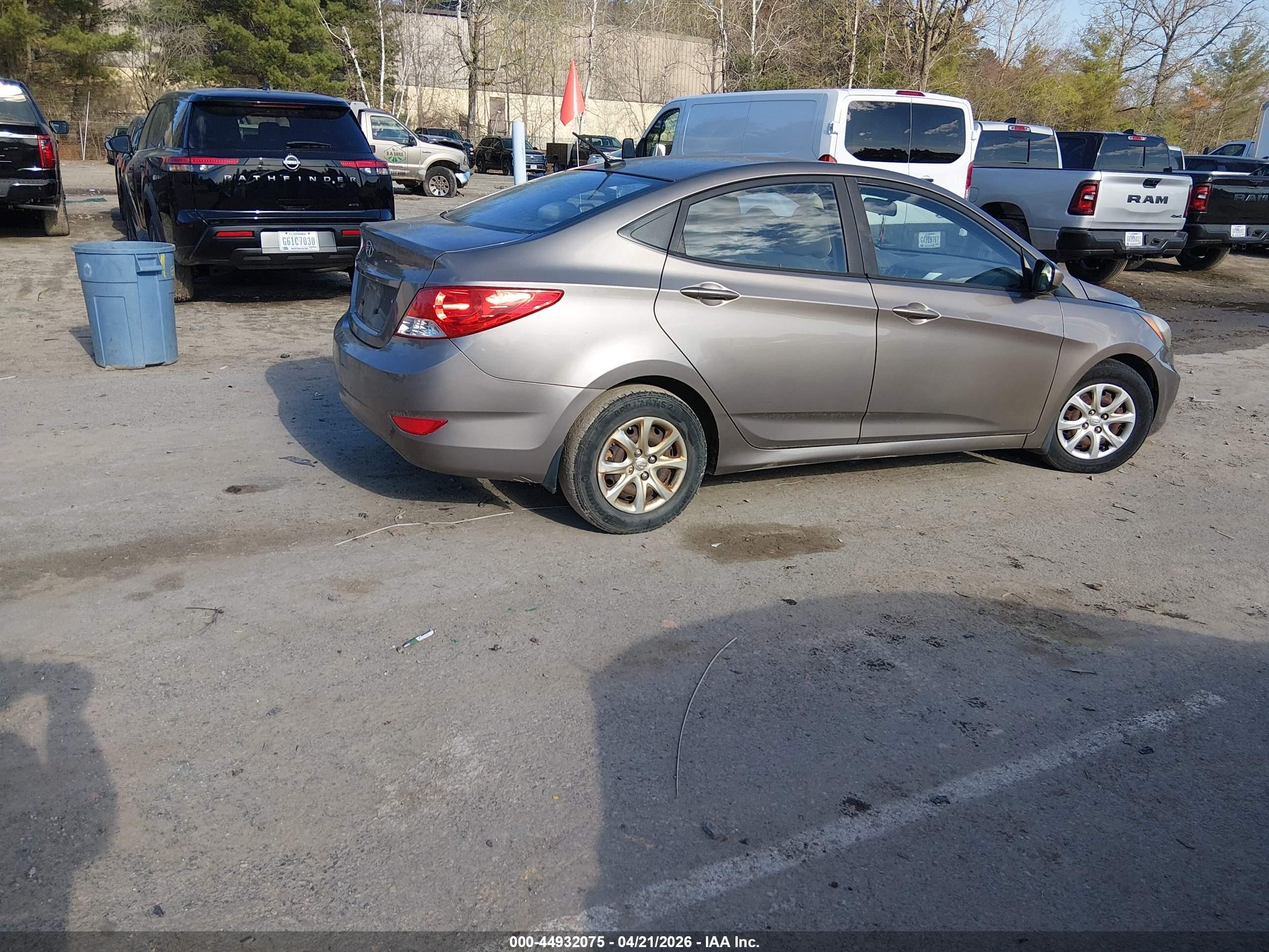 2013 Hyundai Accent Gls Beige vin: KMHCT4AE0DU406800