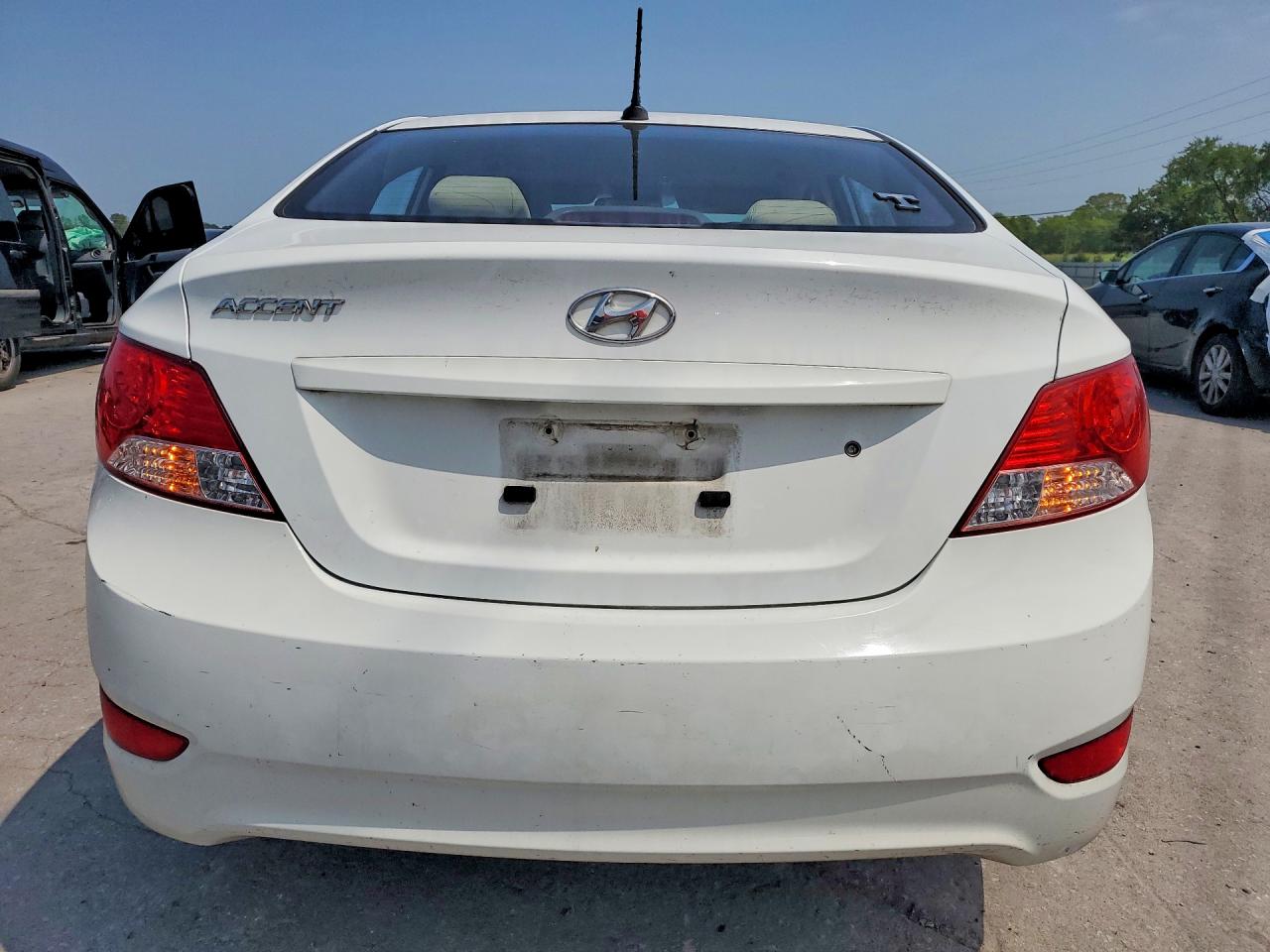 2013 Hyundai Accent Gls White vin: KMHCT4AE0DU496028