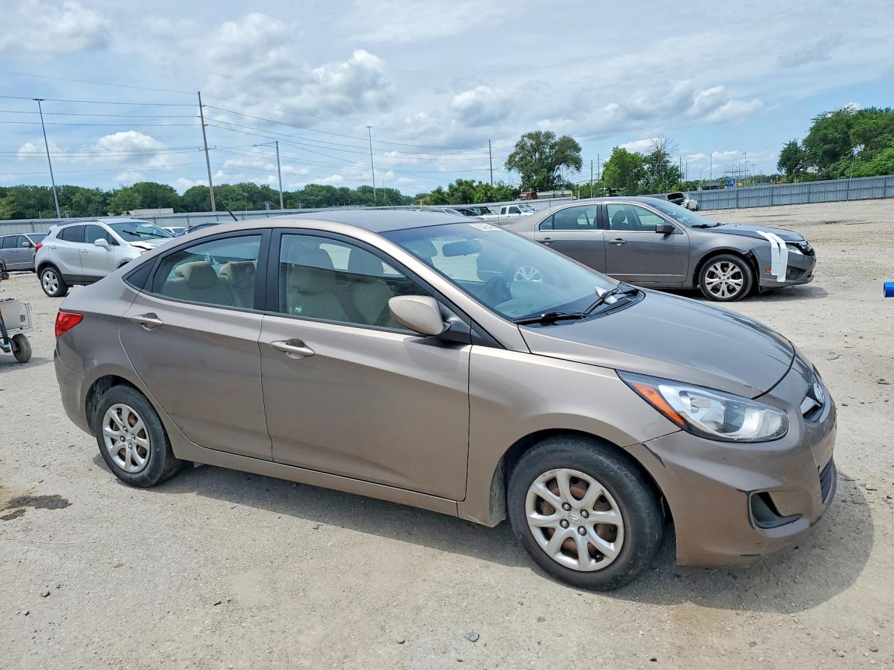 2013 Hyundai Accent Gls Beige vin: KMHCT4AE0DU543011