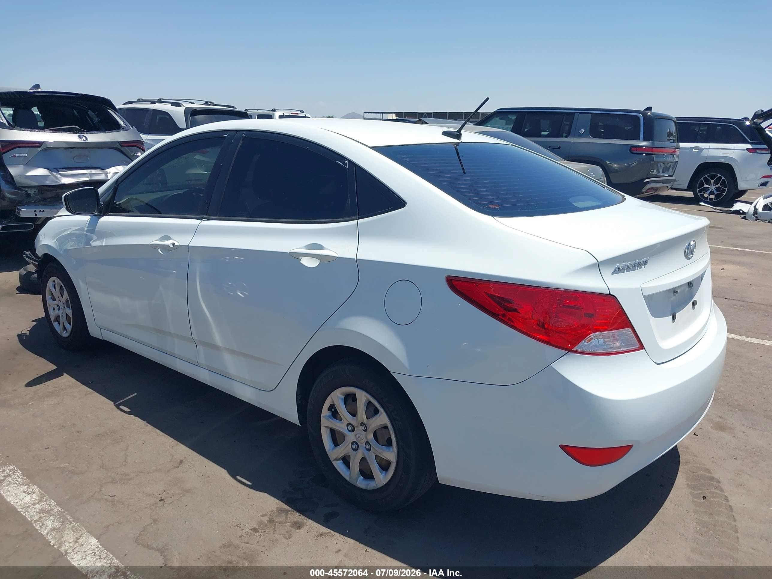 2013 Hyundai Accent Gls White vin: KMHCT4AE1DU447713